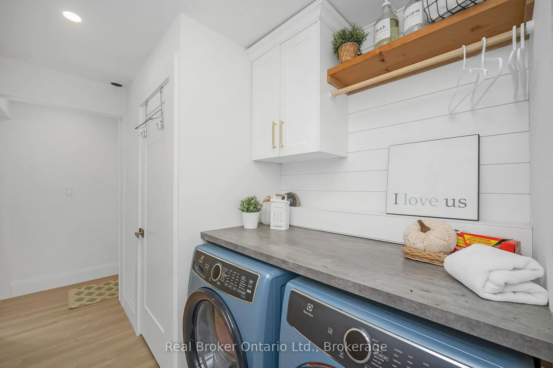 2525 Vimy Road