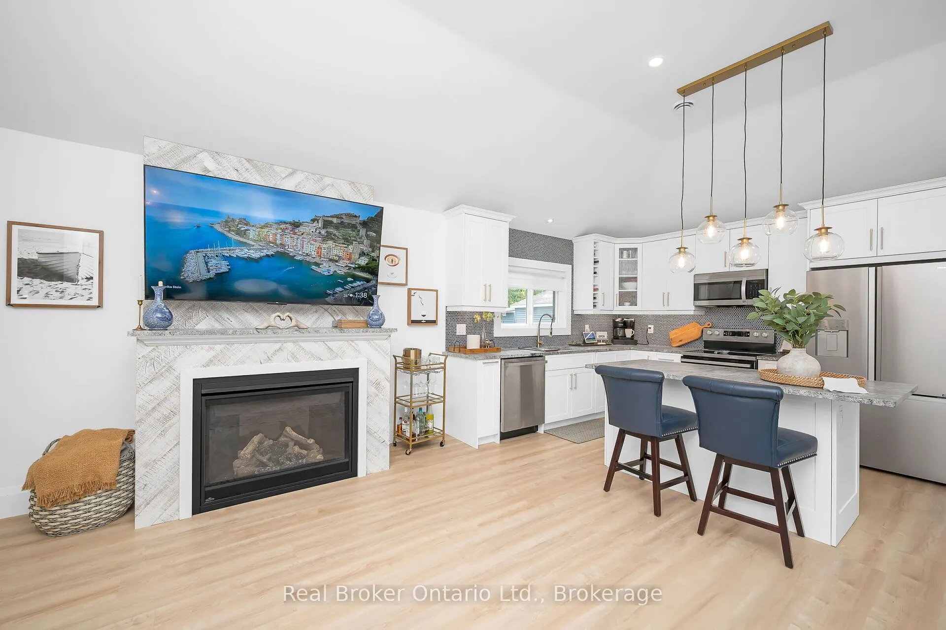2525 Vimy Road