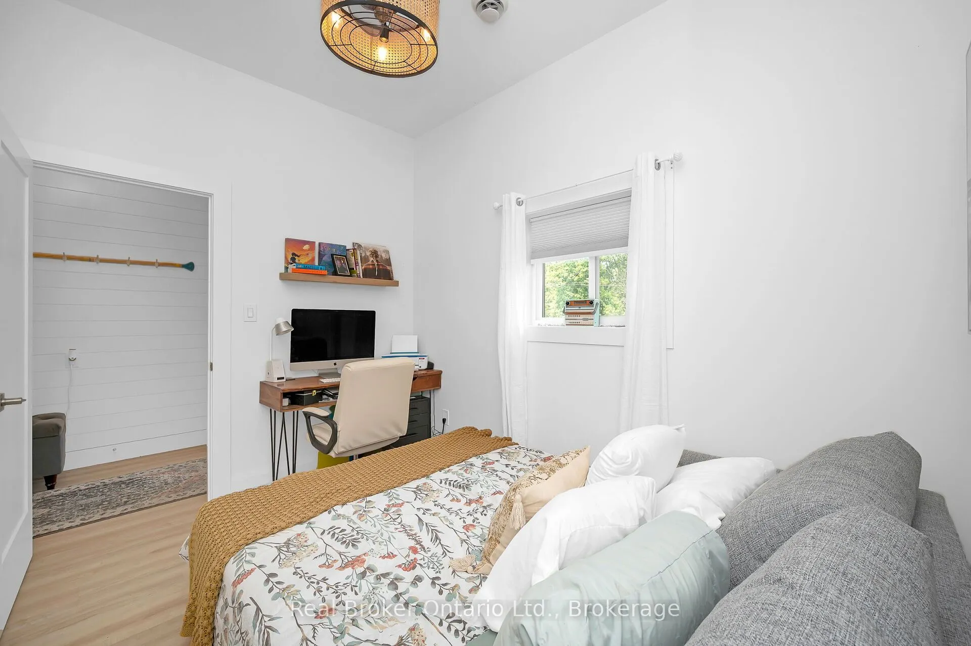 2525 Vimy Road