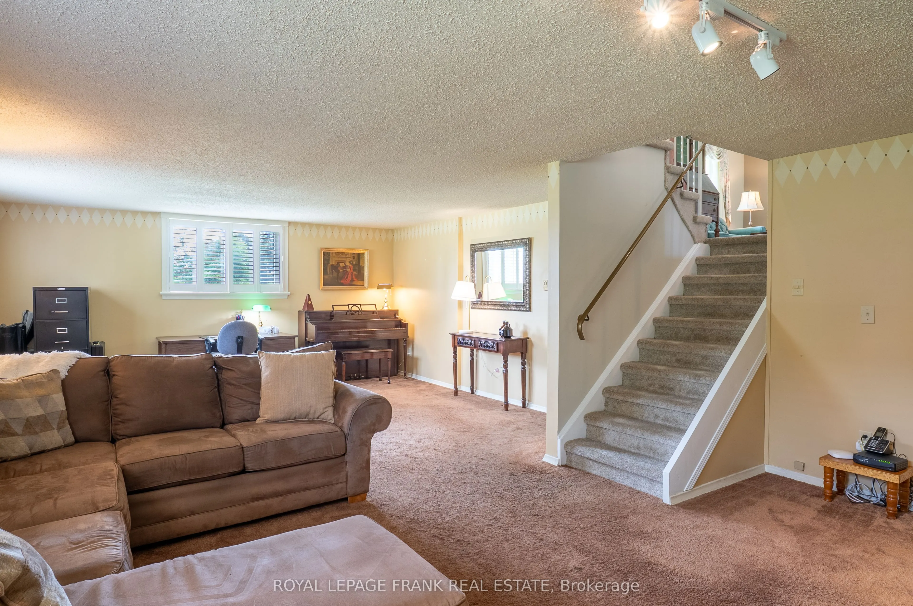 383 Old Surrey Lane