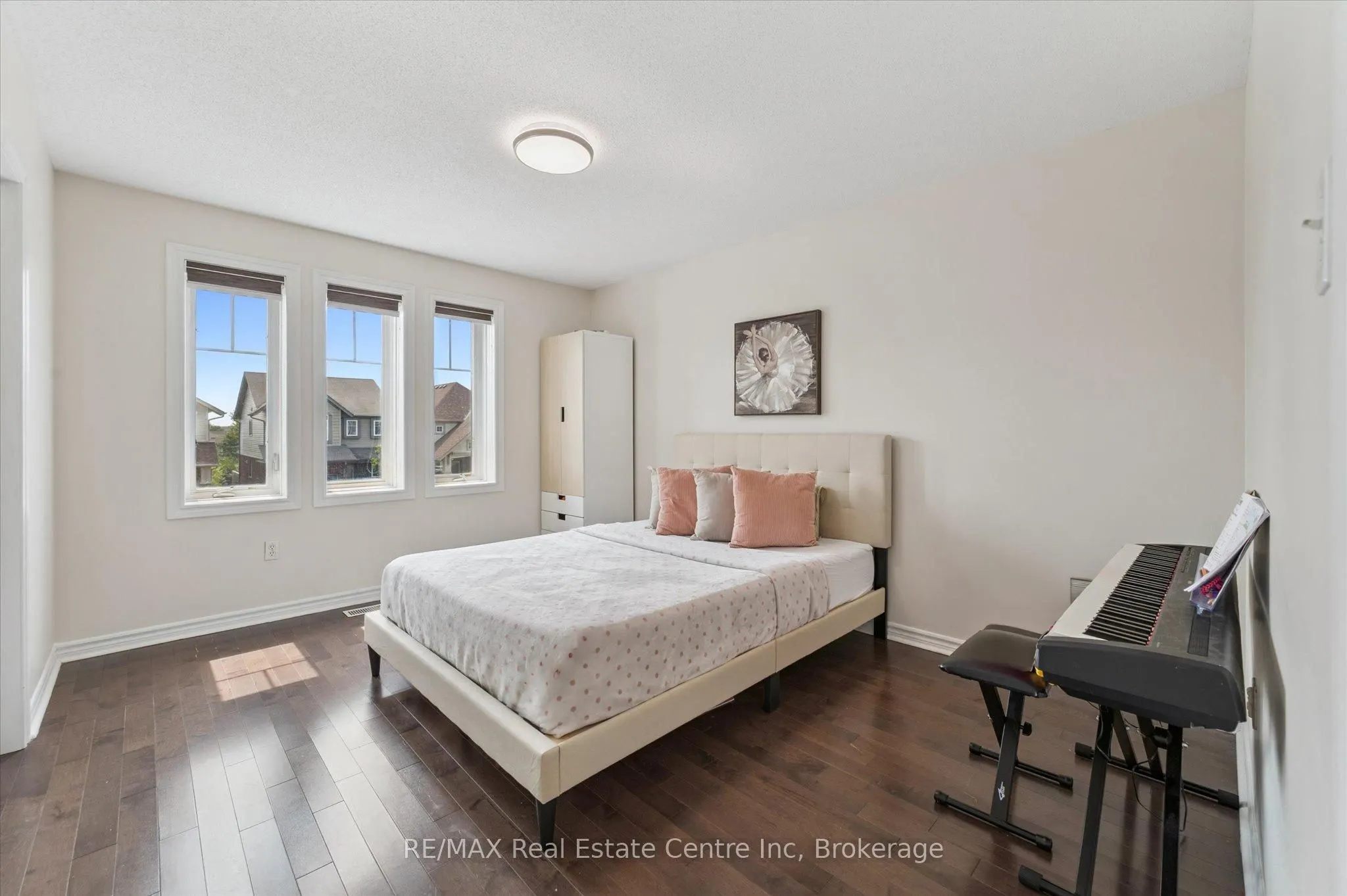 24 WILKIE Crescent