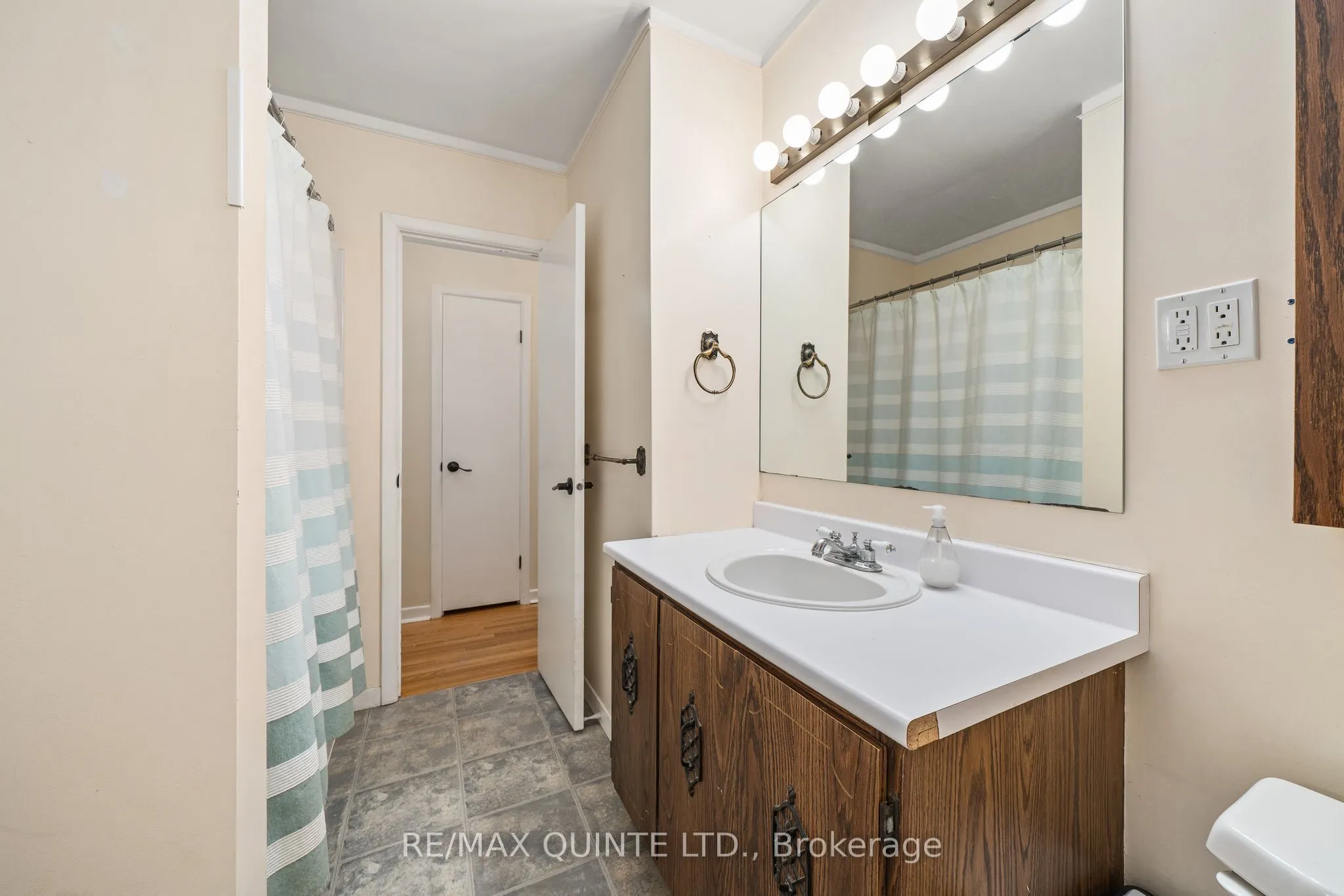 257 College Street W