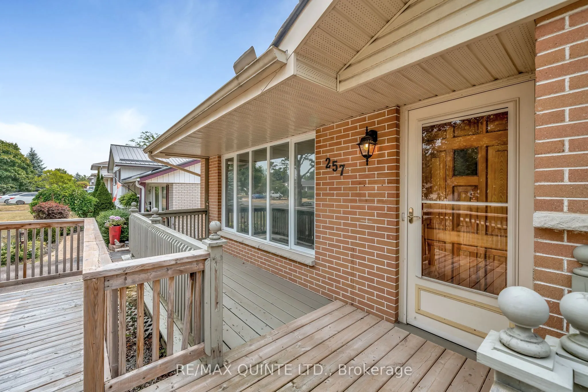 257 College Street W