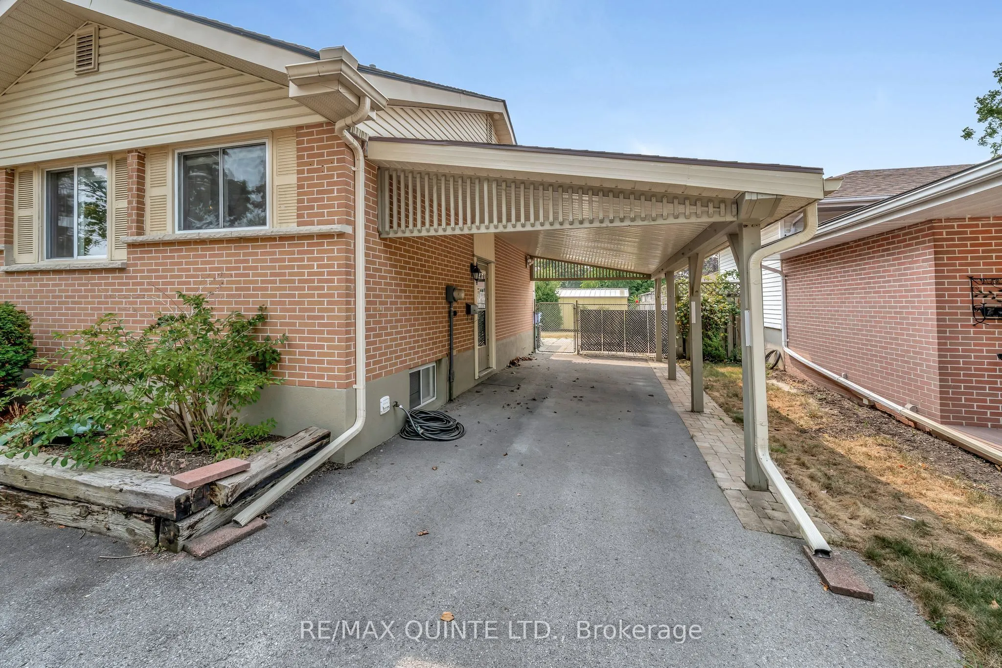 257 College Street W