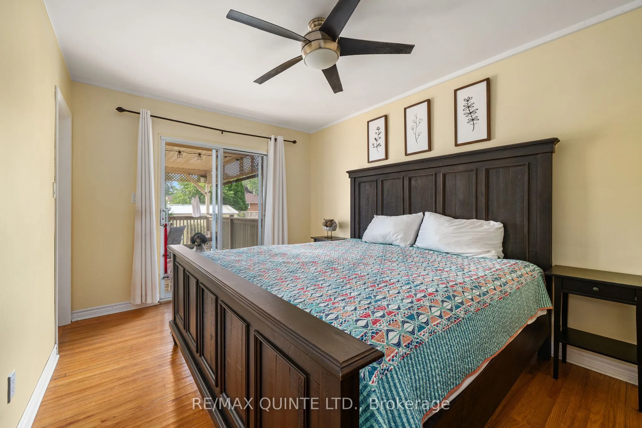 257 College Street W