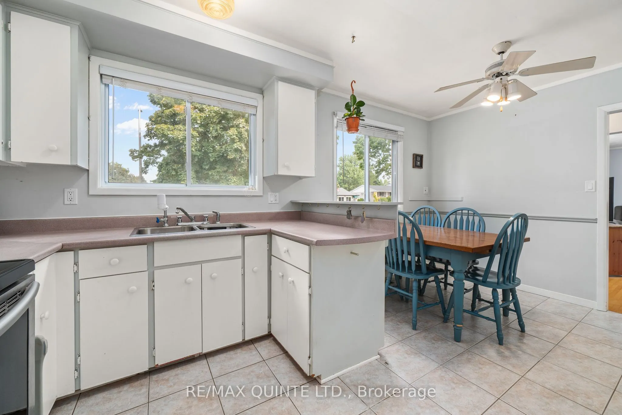 257 College Street W