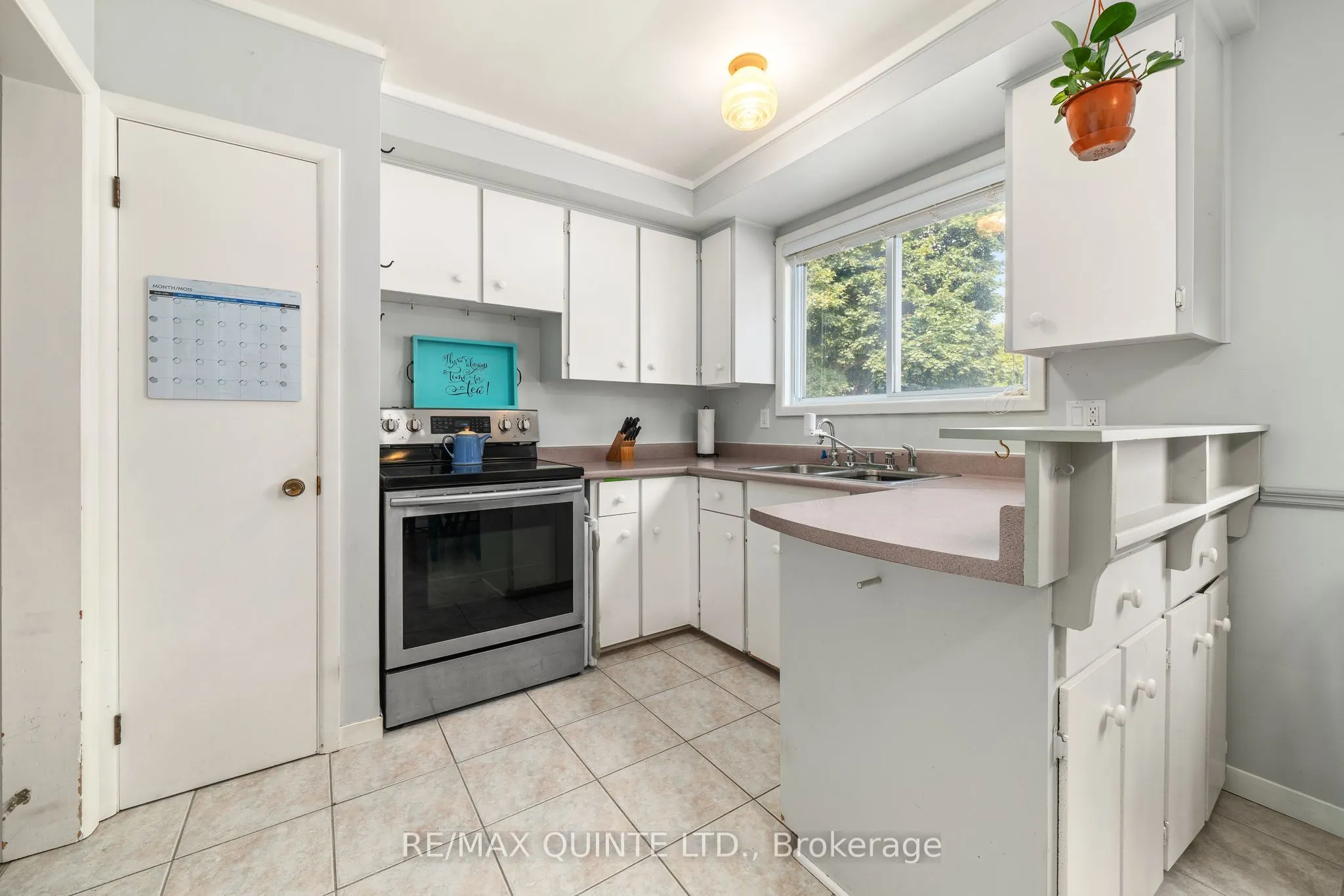 257 College Street W
