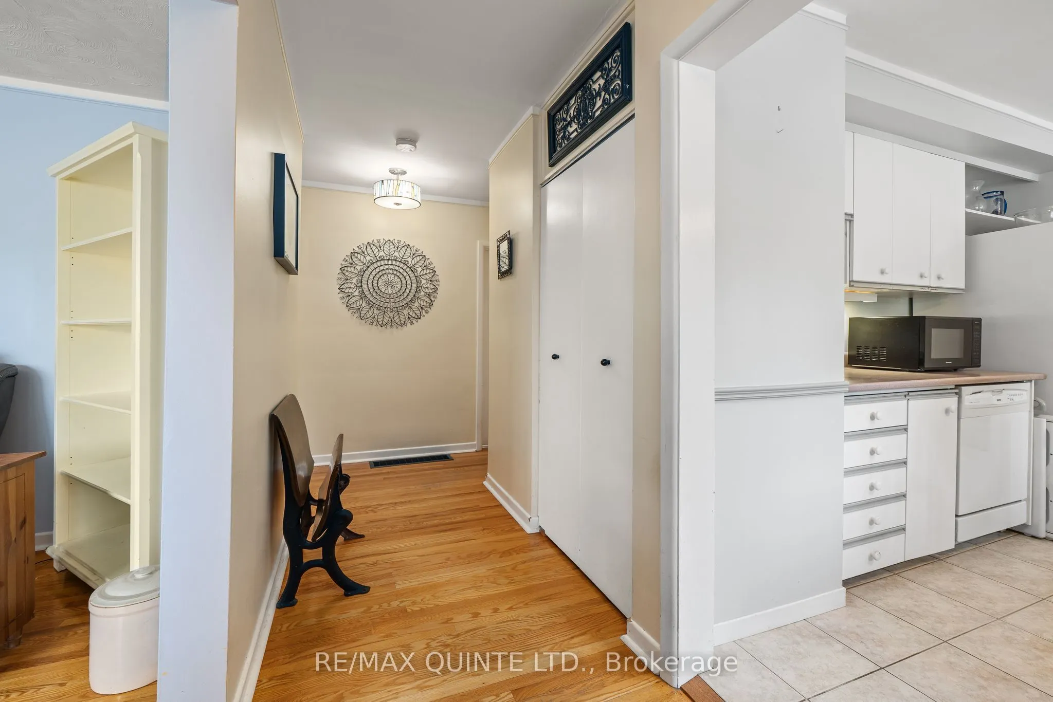 257 College Street W