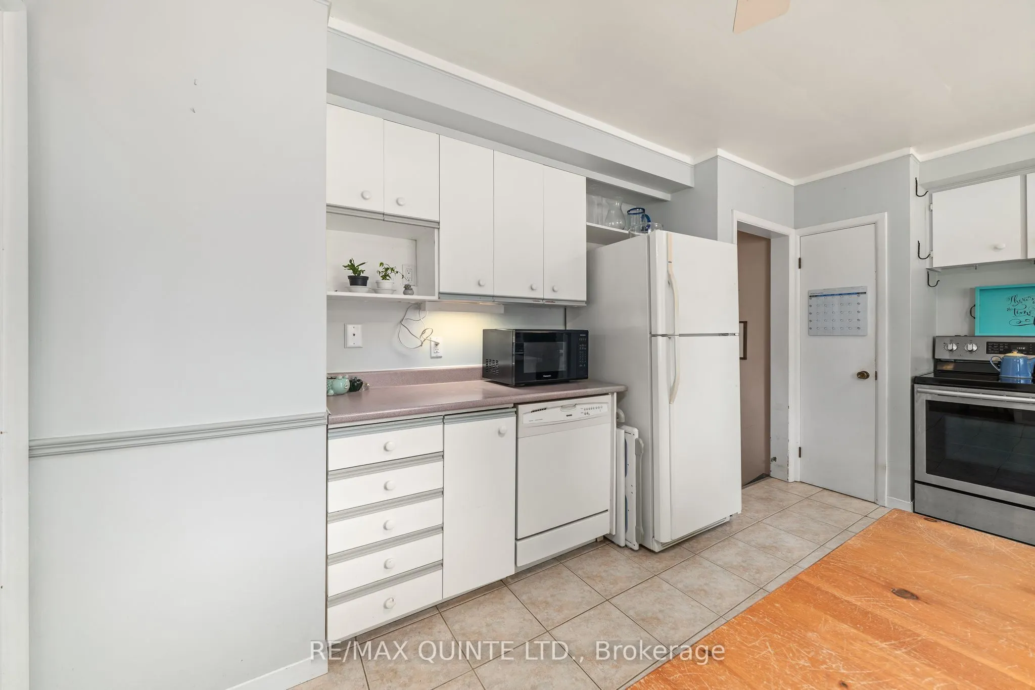 257 College Street W