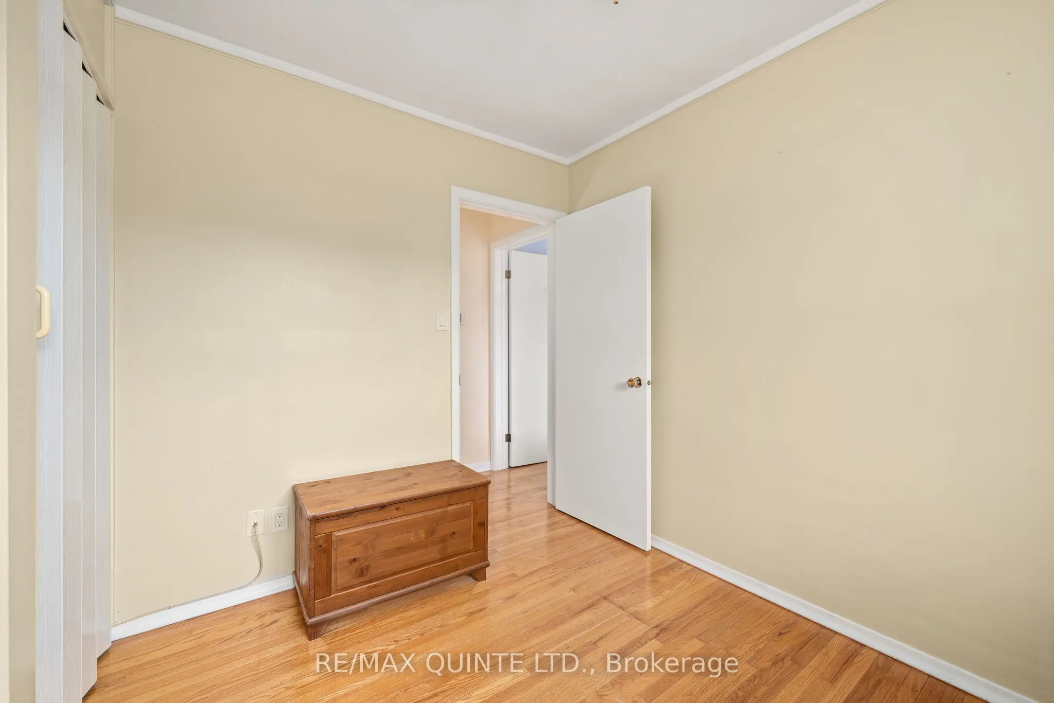 257 College Street W