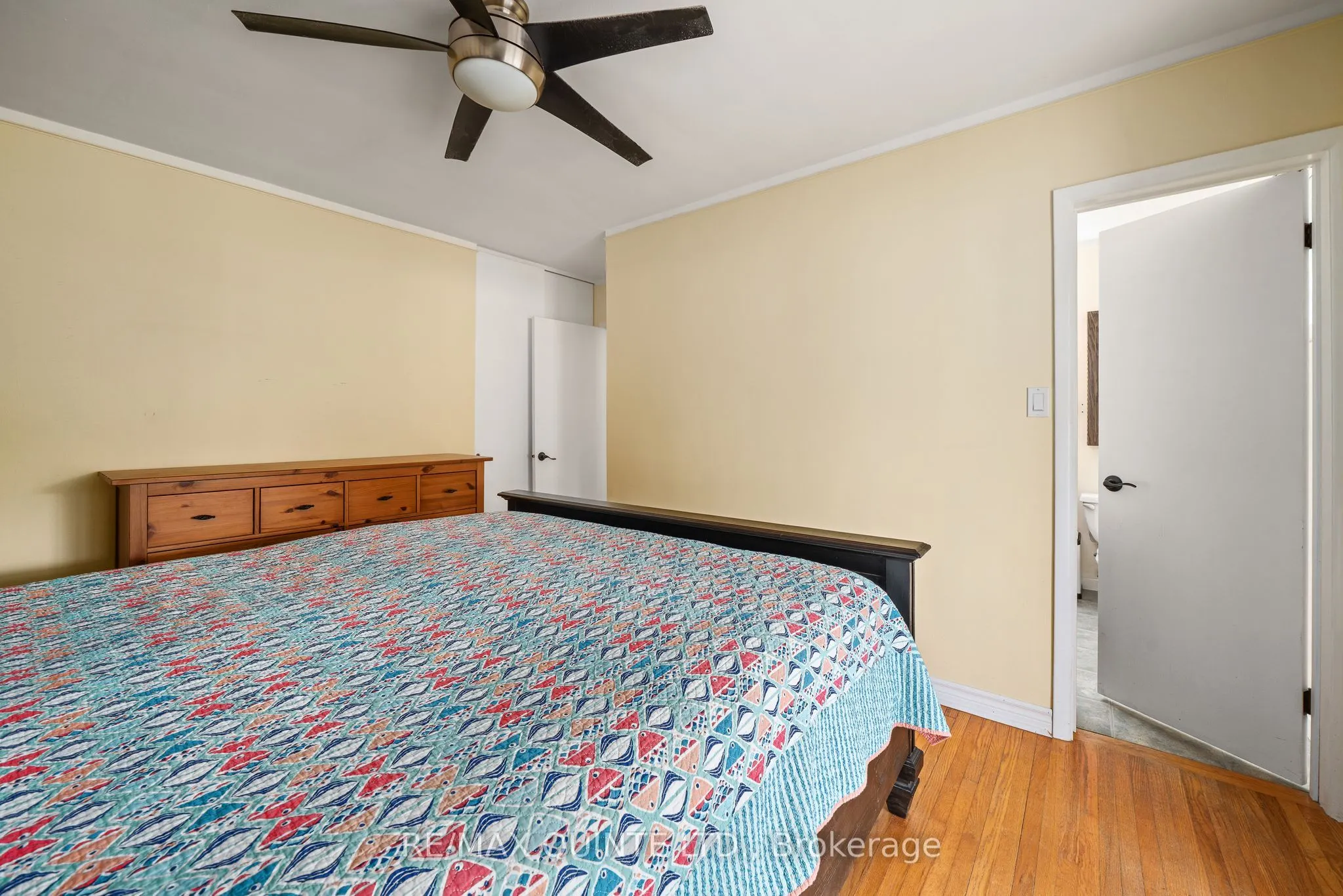 257 College Street W