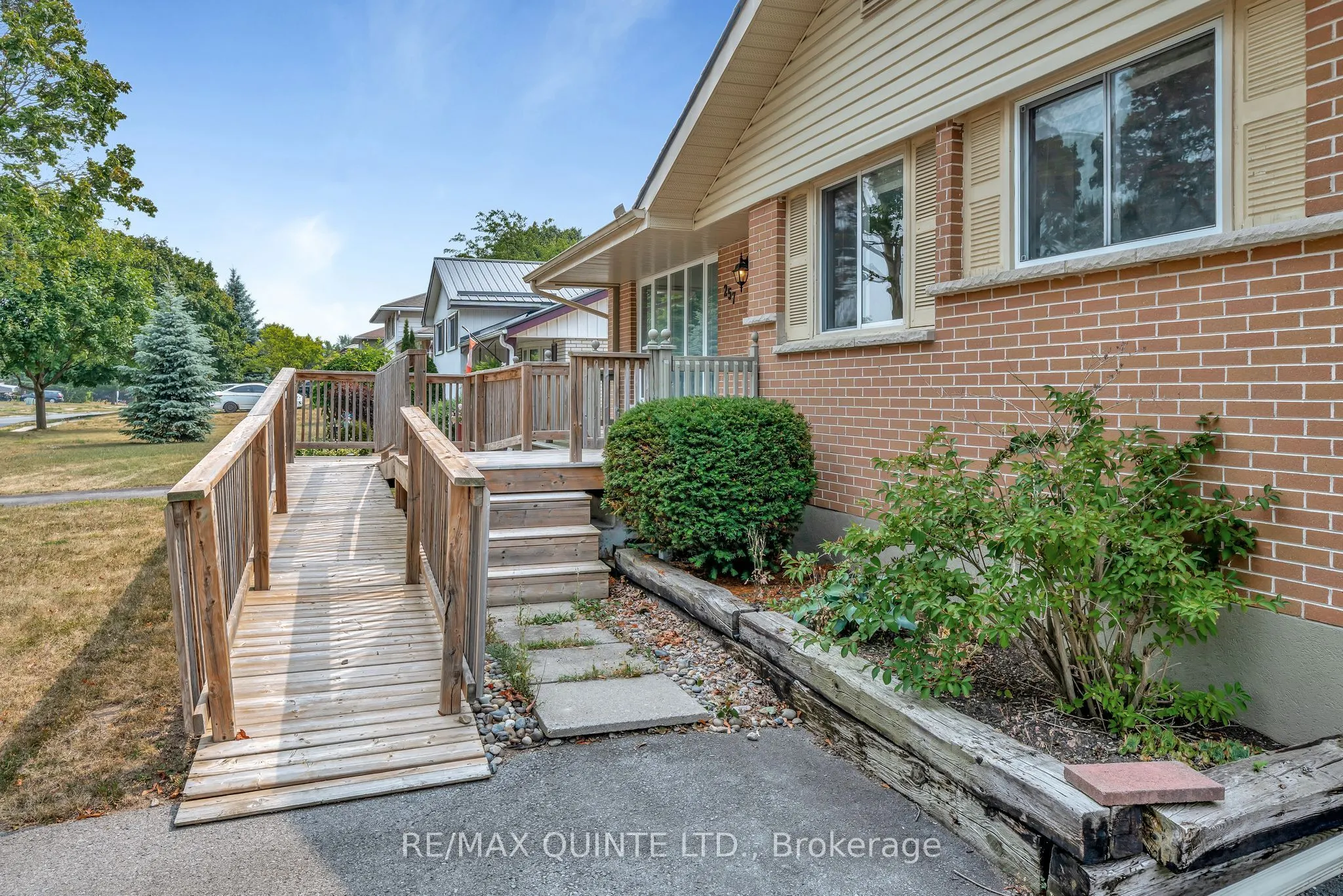 257 College Street W