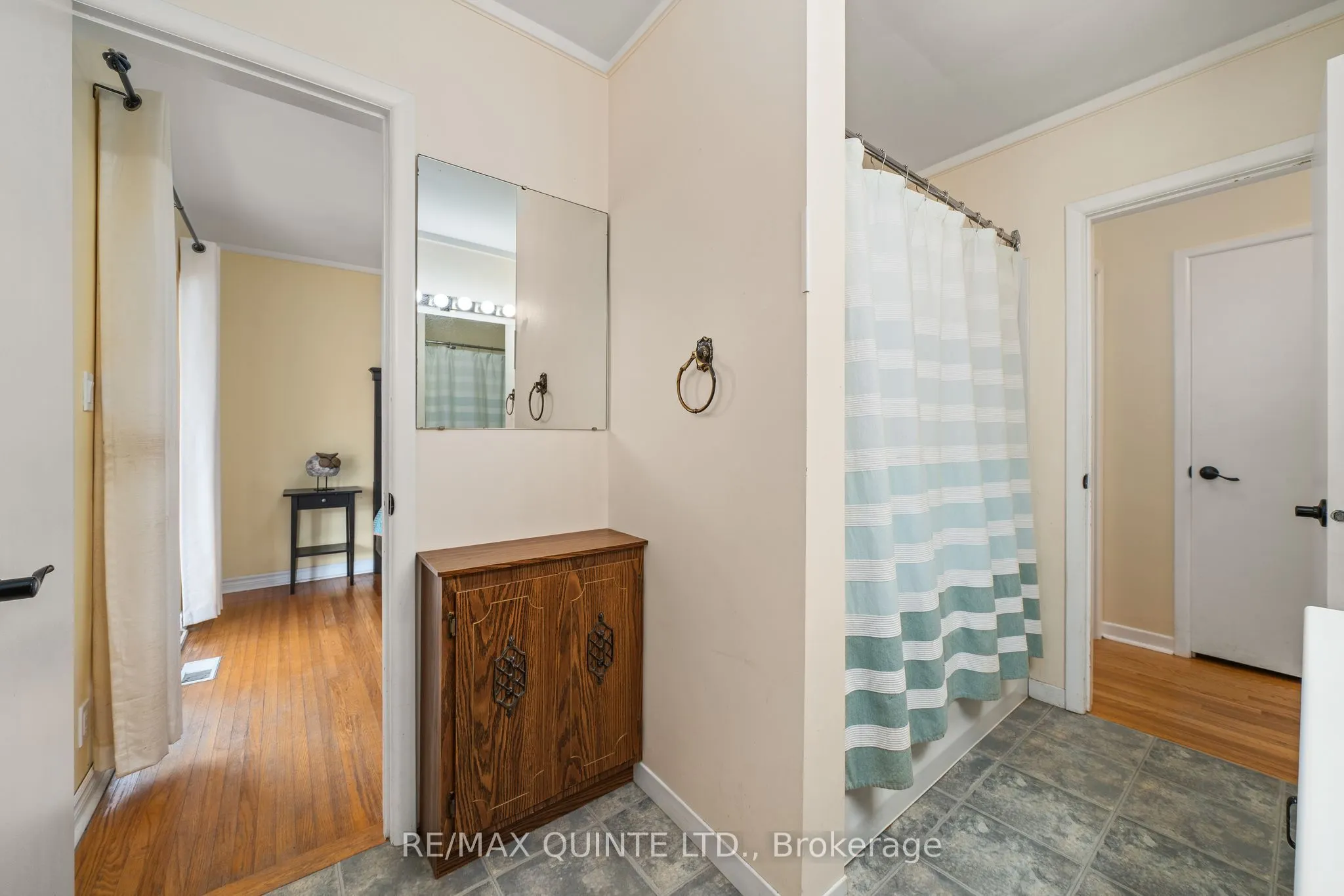 257 College Street W