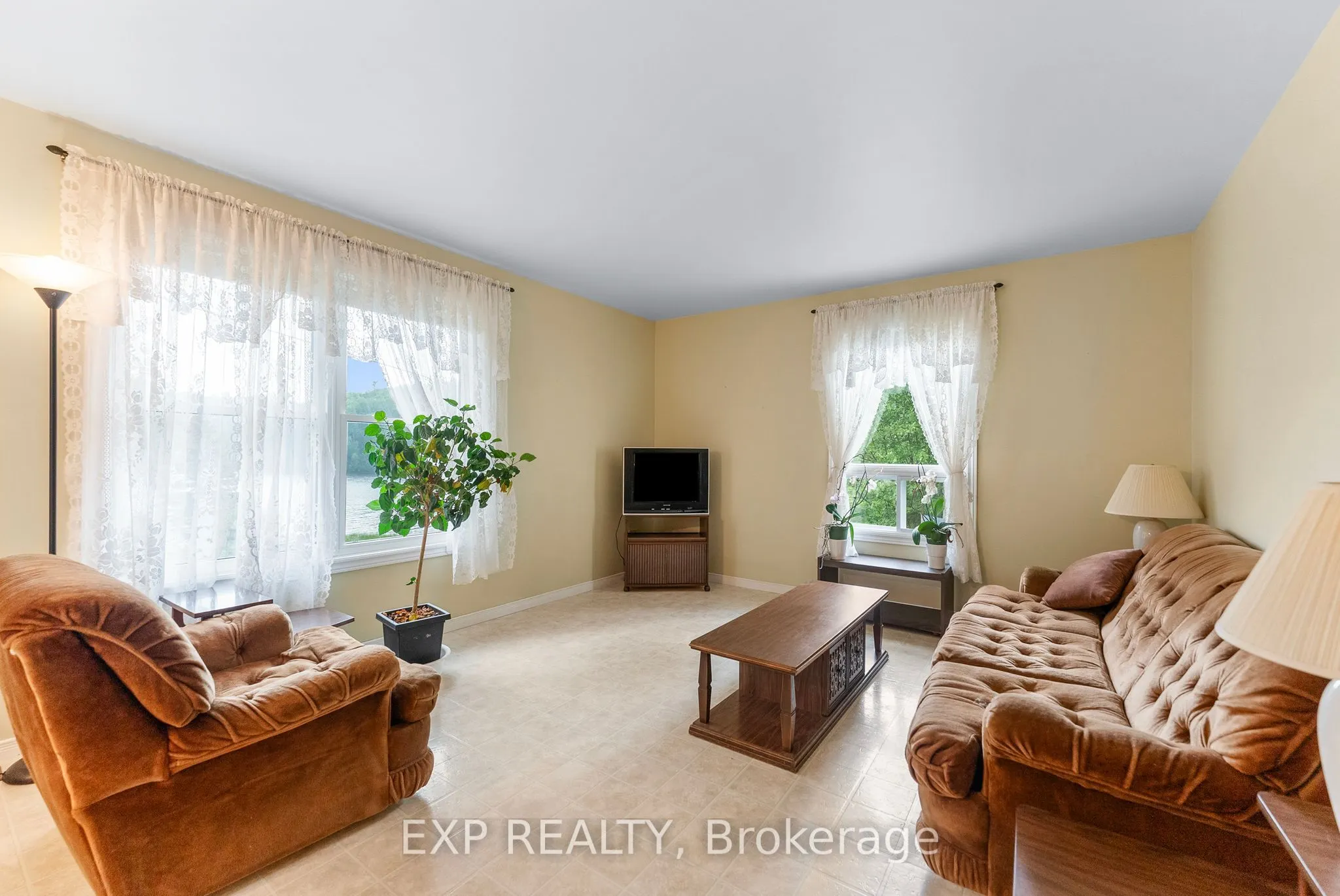 328 Horseshoe Lane