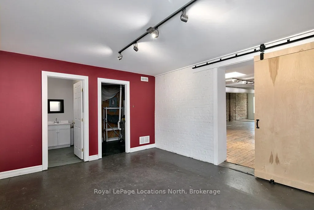8 Bruce Street S, #Upper Unit