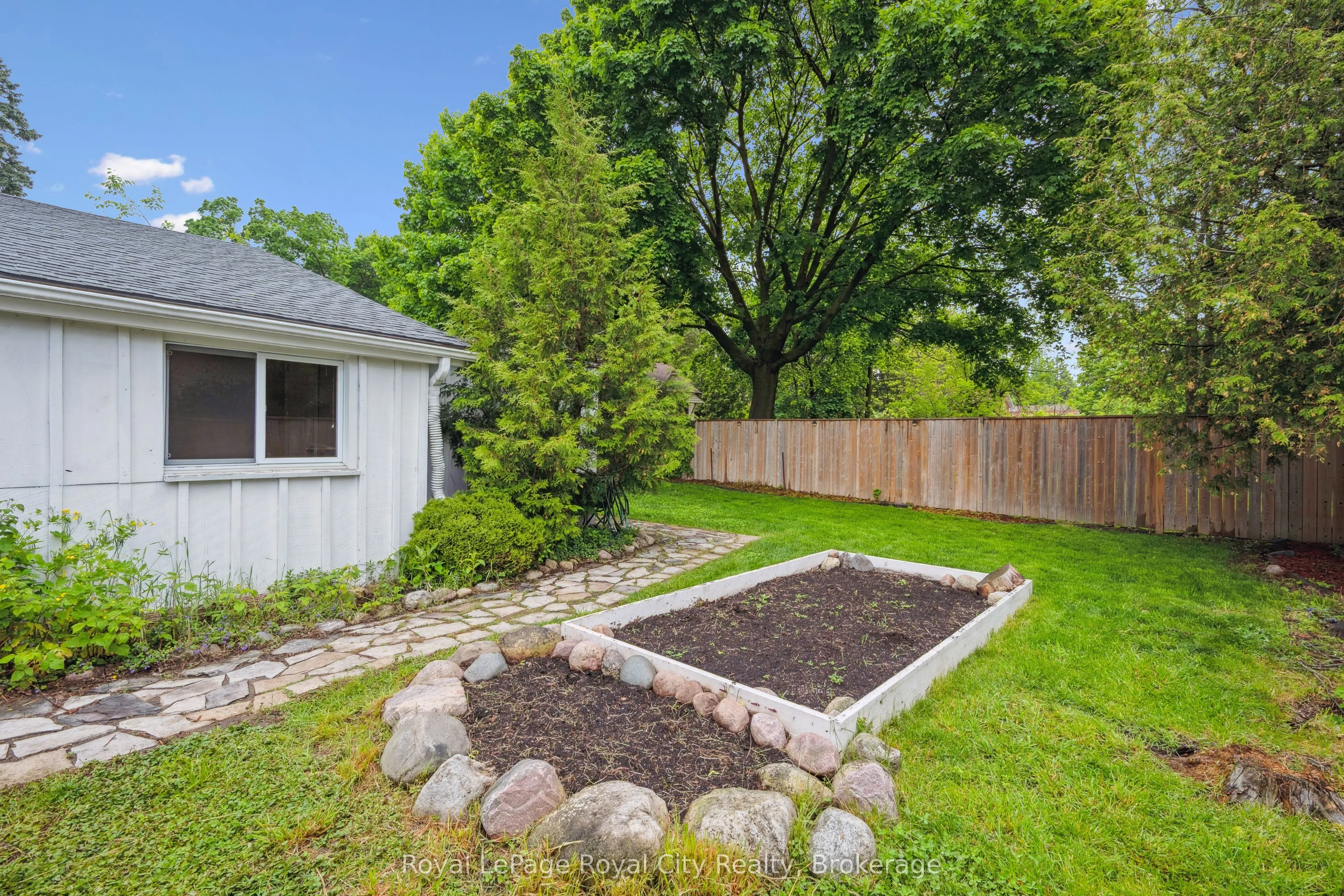 169 Edinburgh Road N