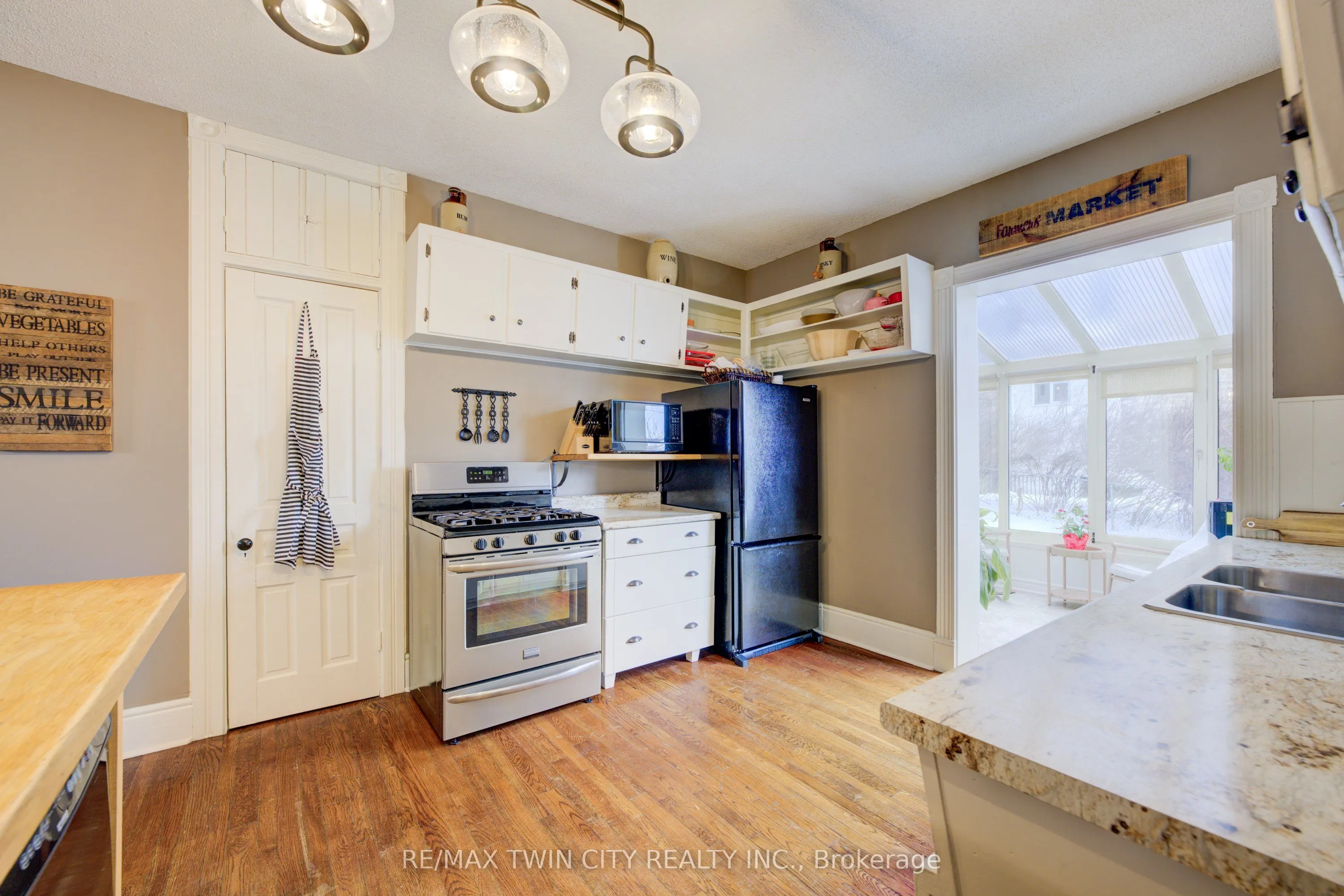 164 Queen Street E