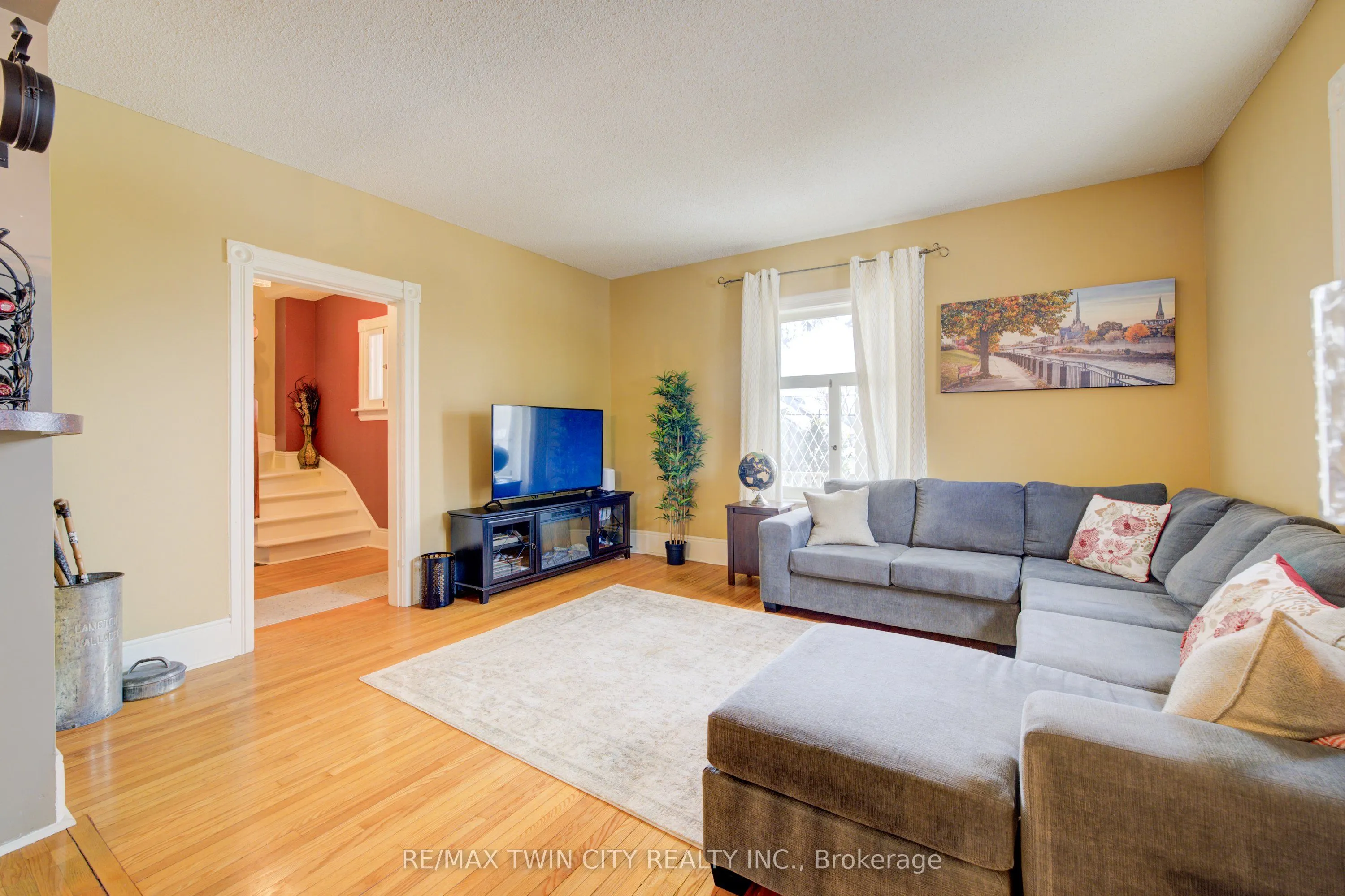 164 Queen Street E