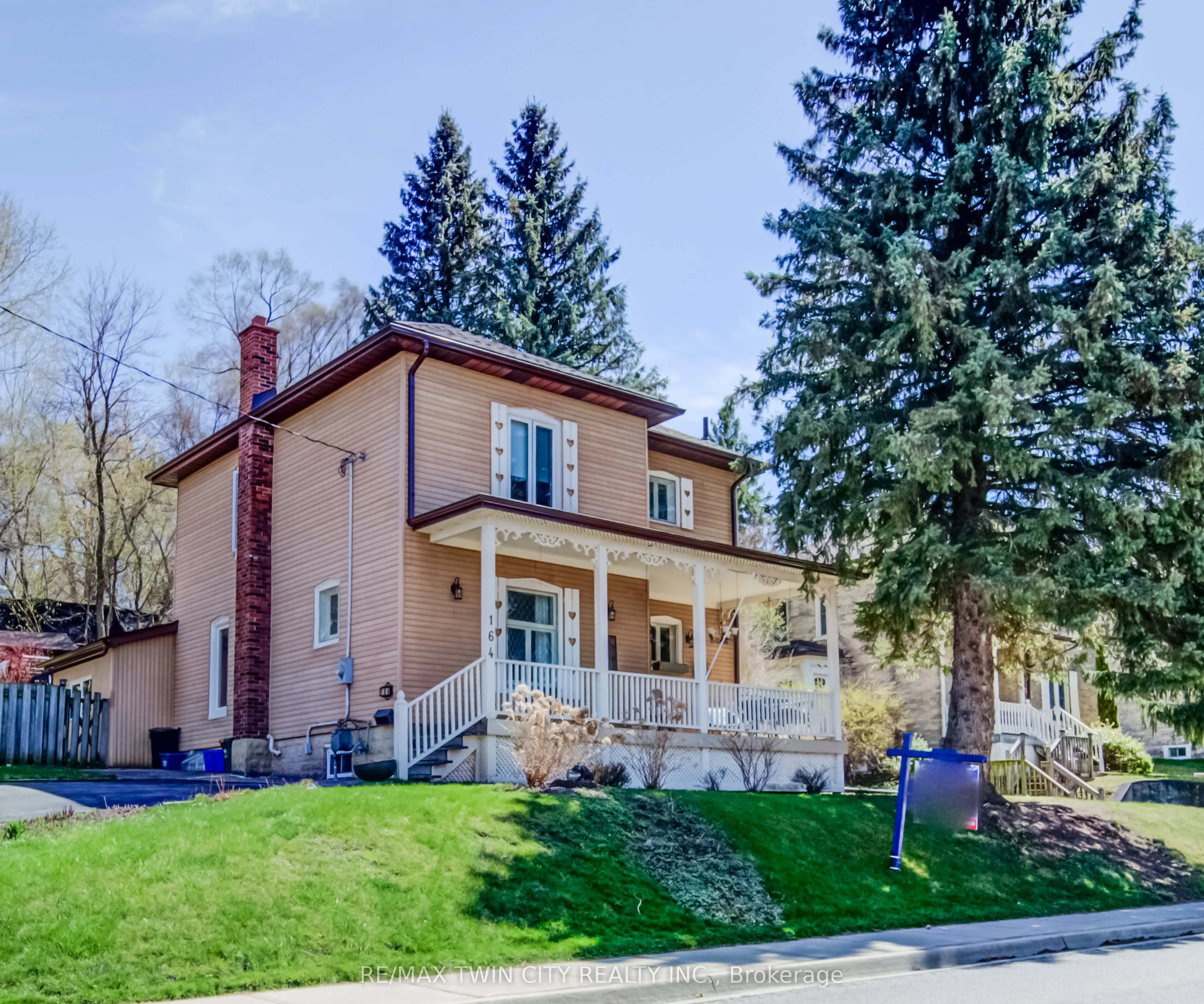 164 Queen Street E