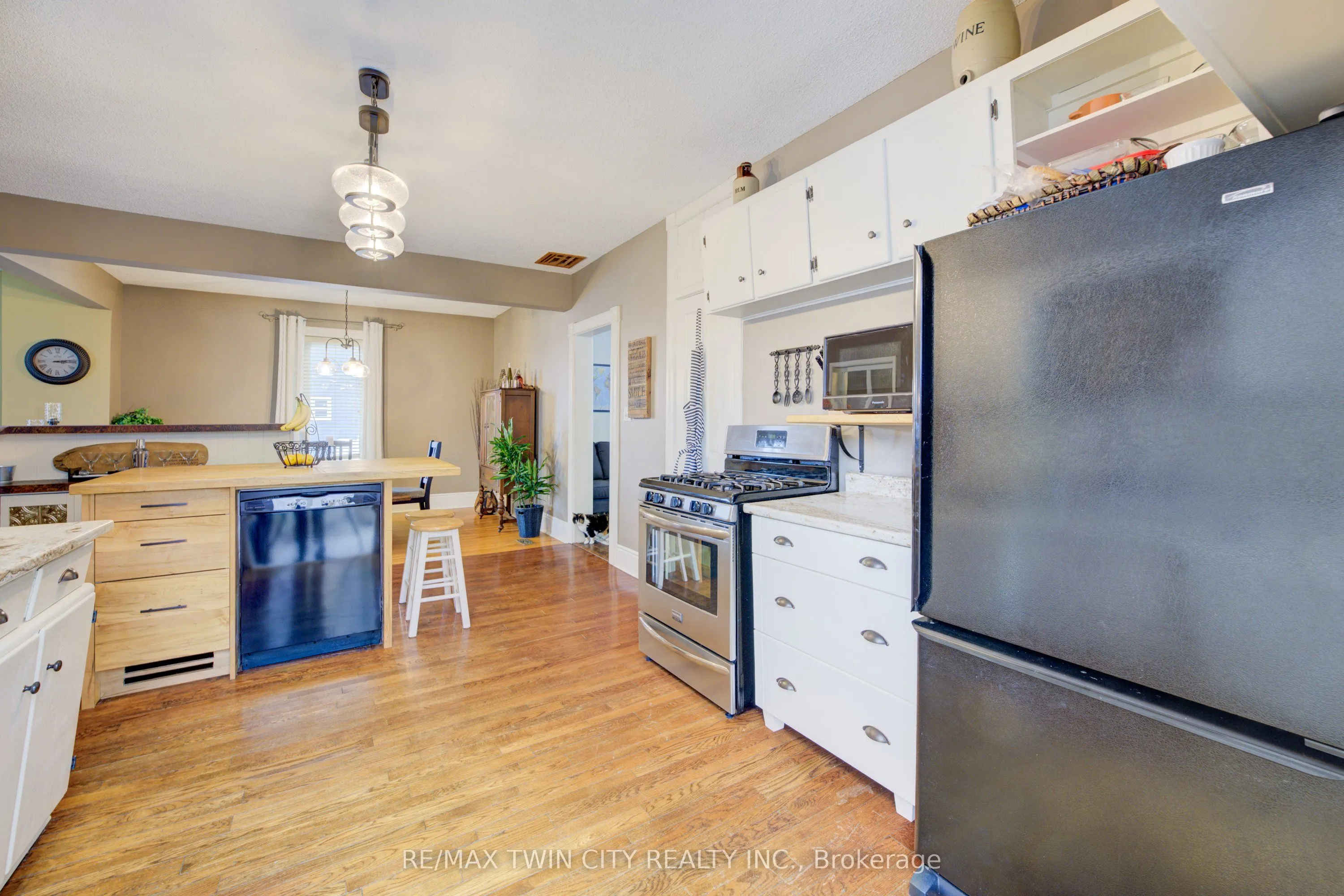 164 Queen Street E