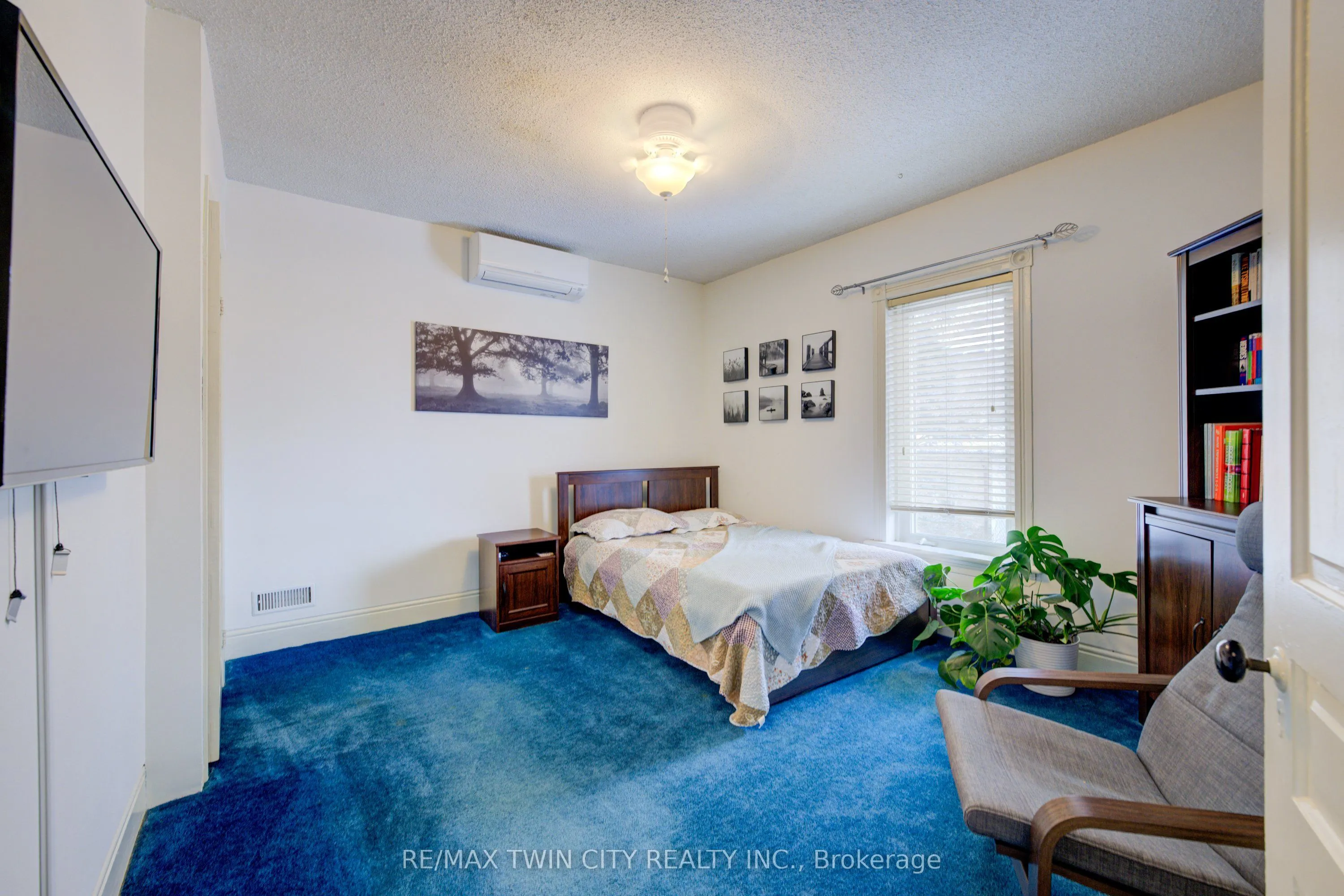 164 Queen Street E