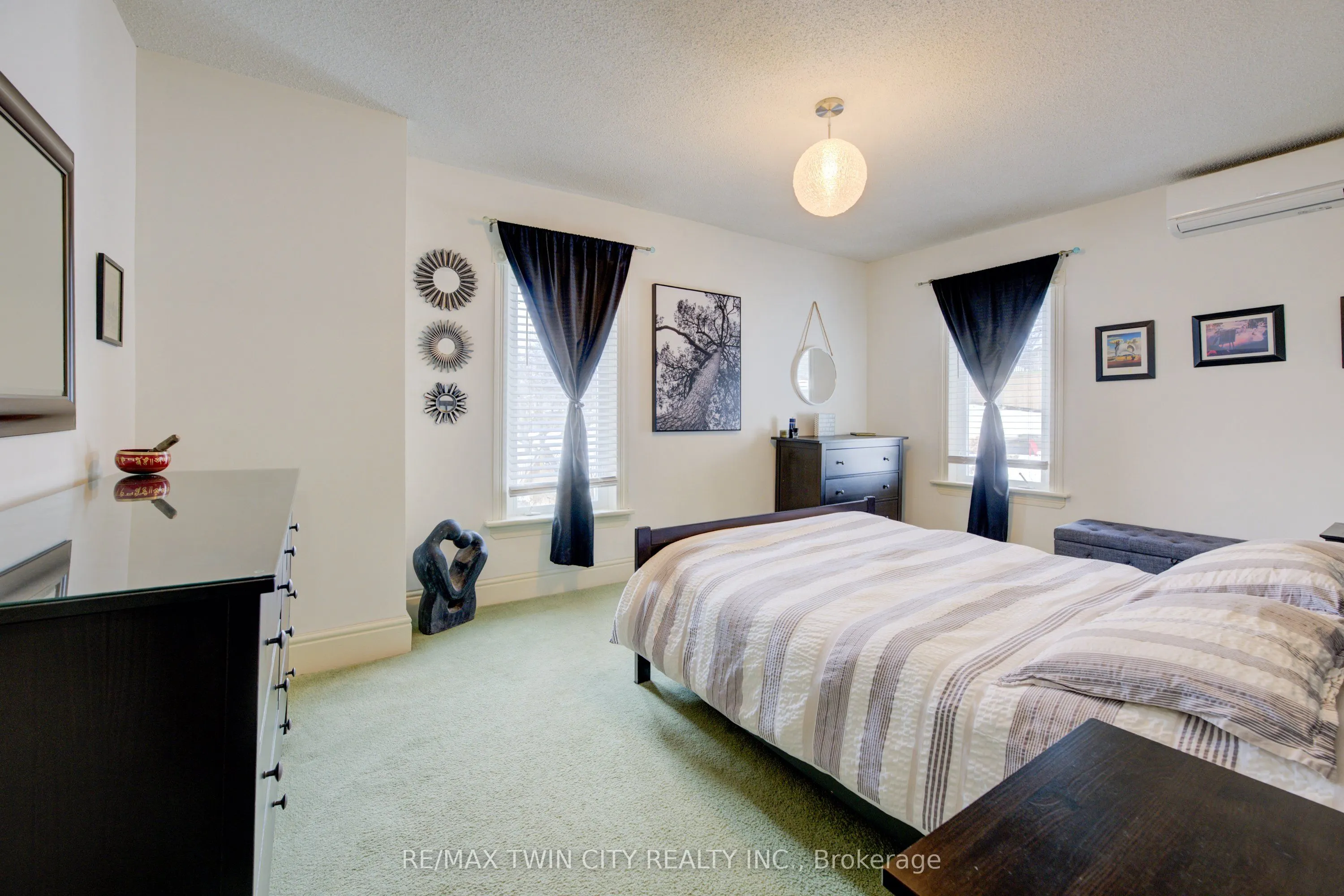 164 Queen Street E