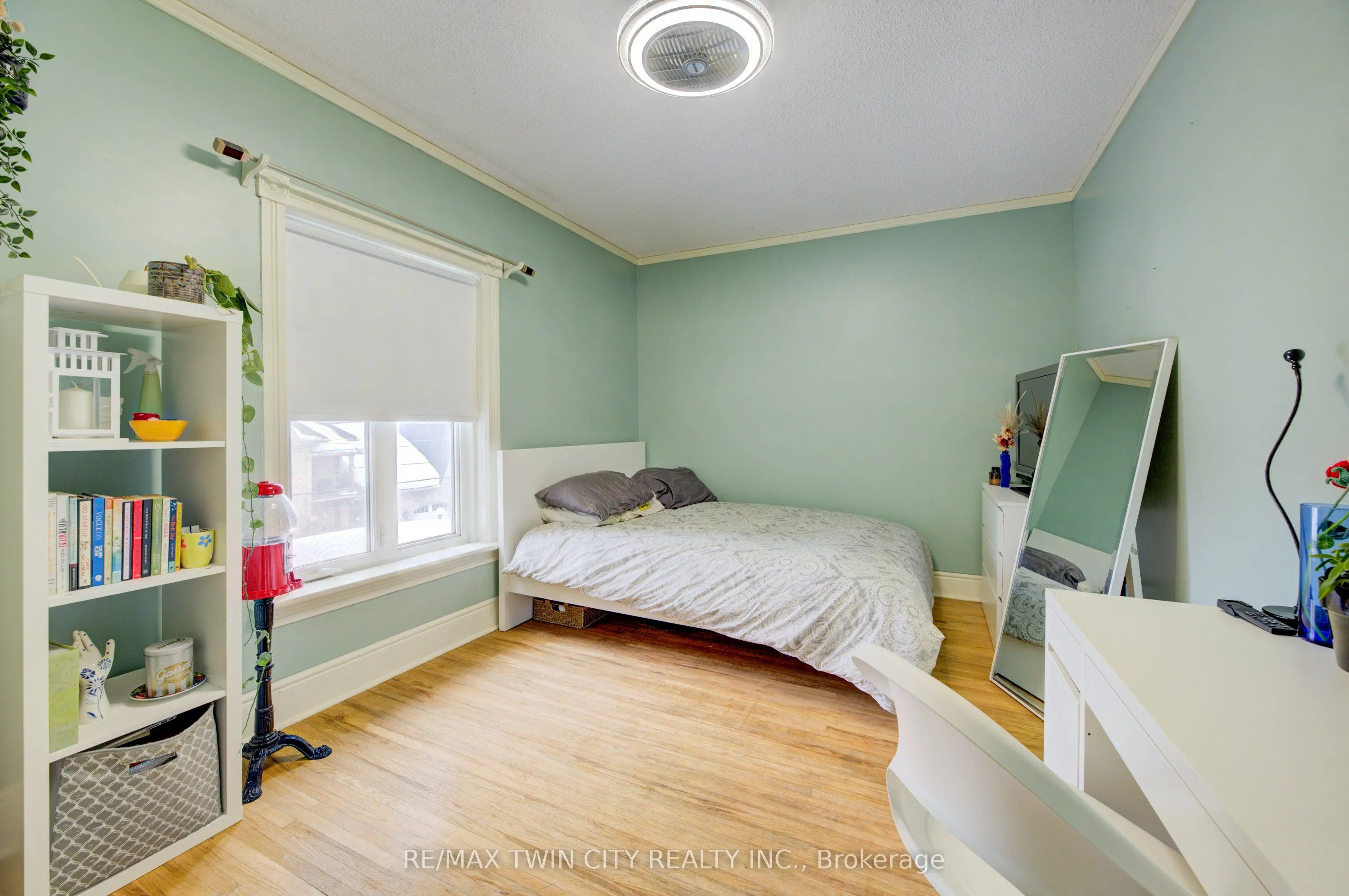 164 Queen Street E