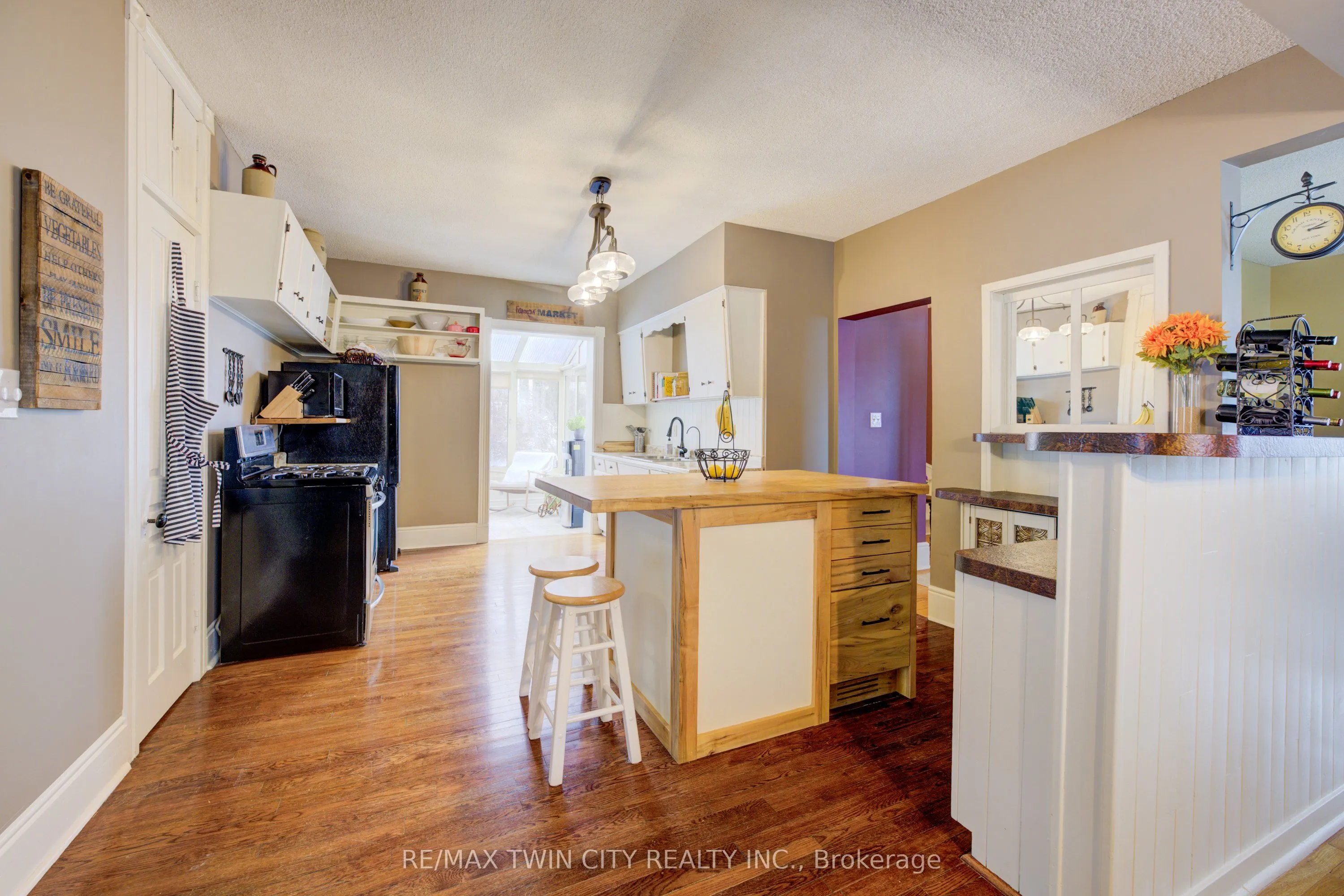 164 Queen Street E