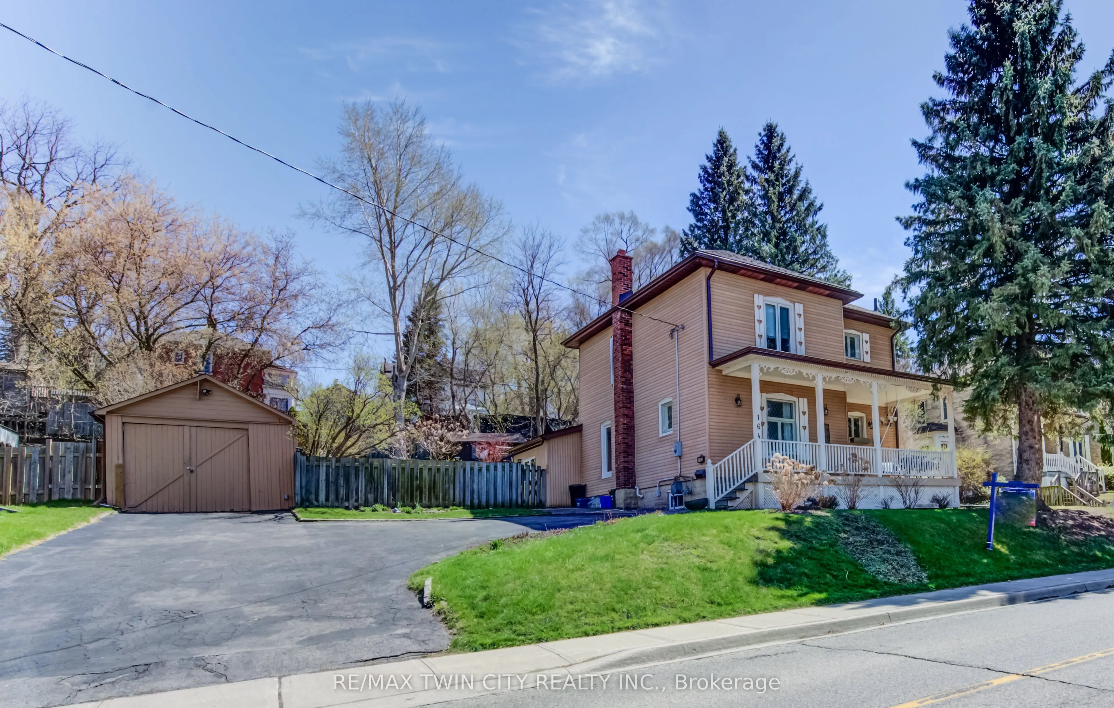 164 Queen Street E
