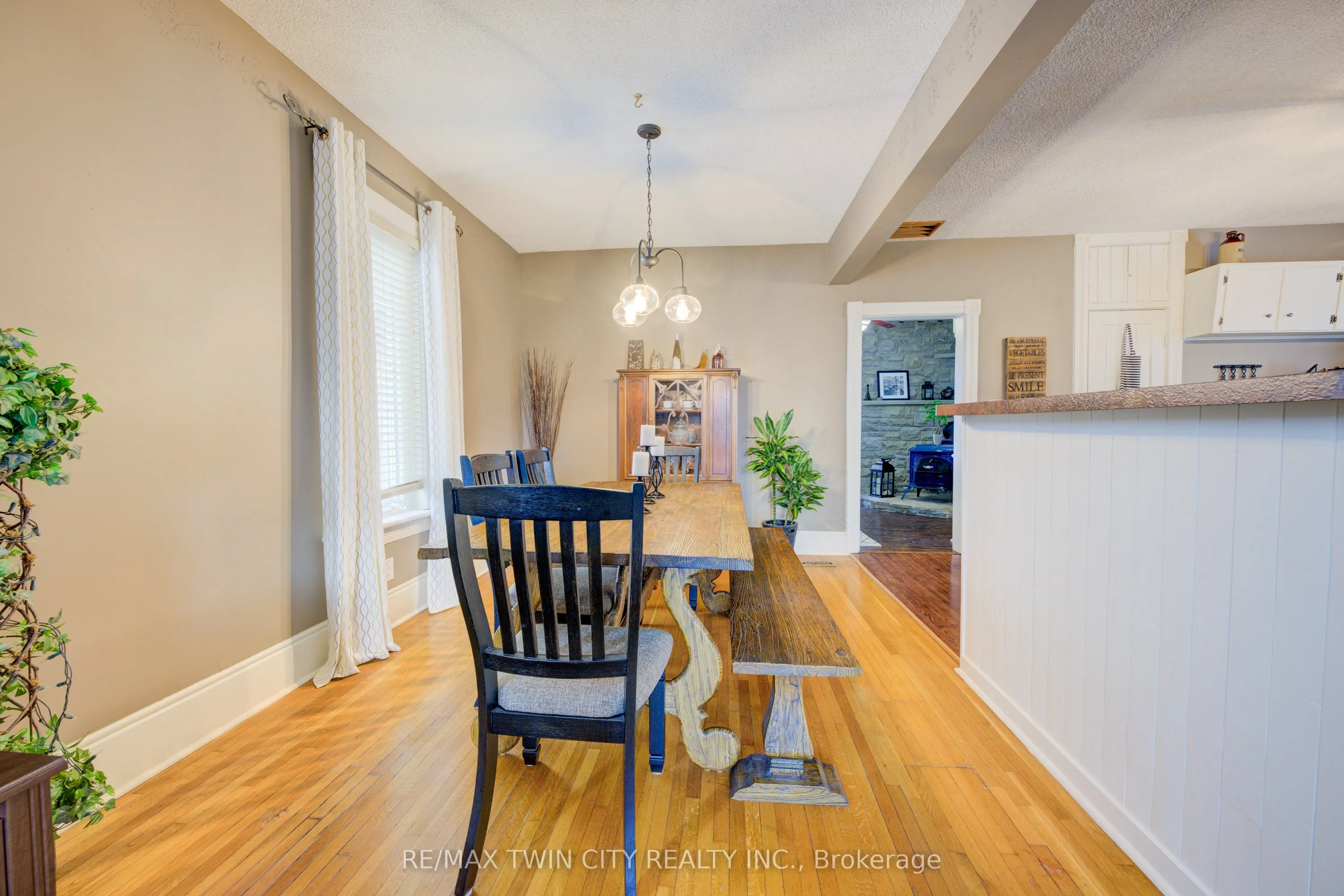 164 Queen Street E