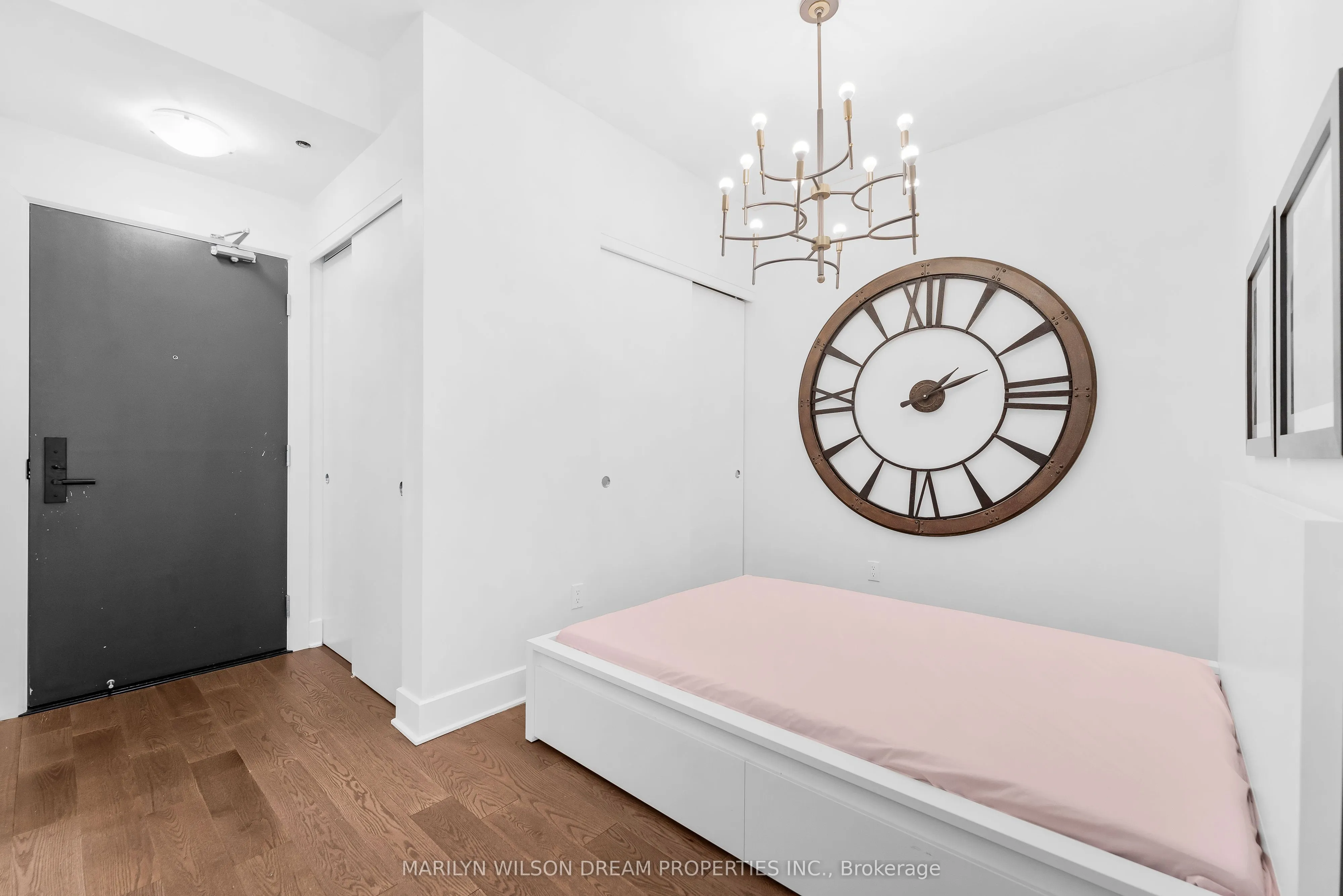 255 Bay Street, #406