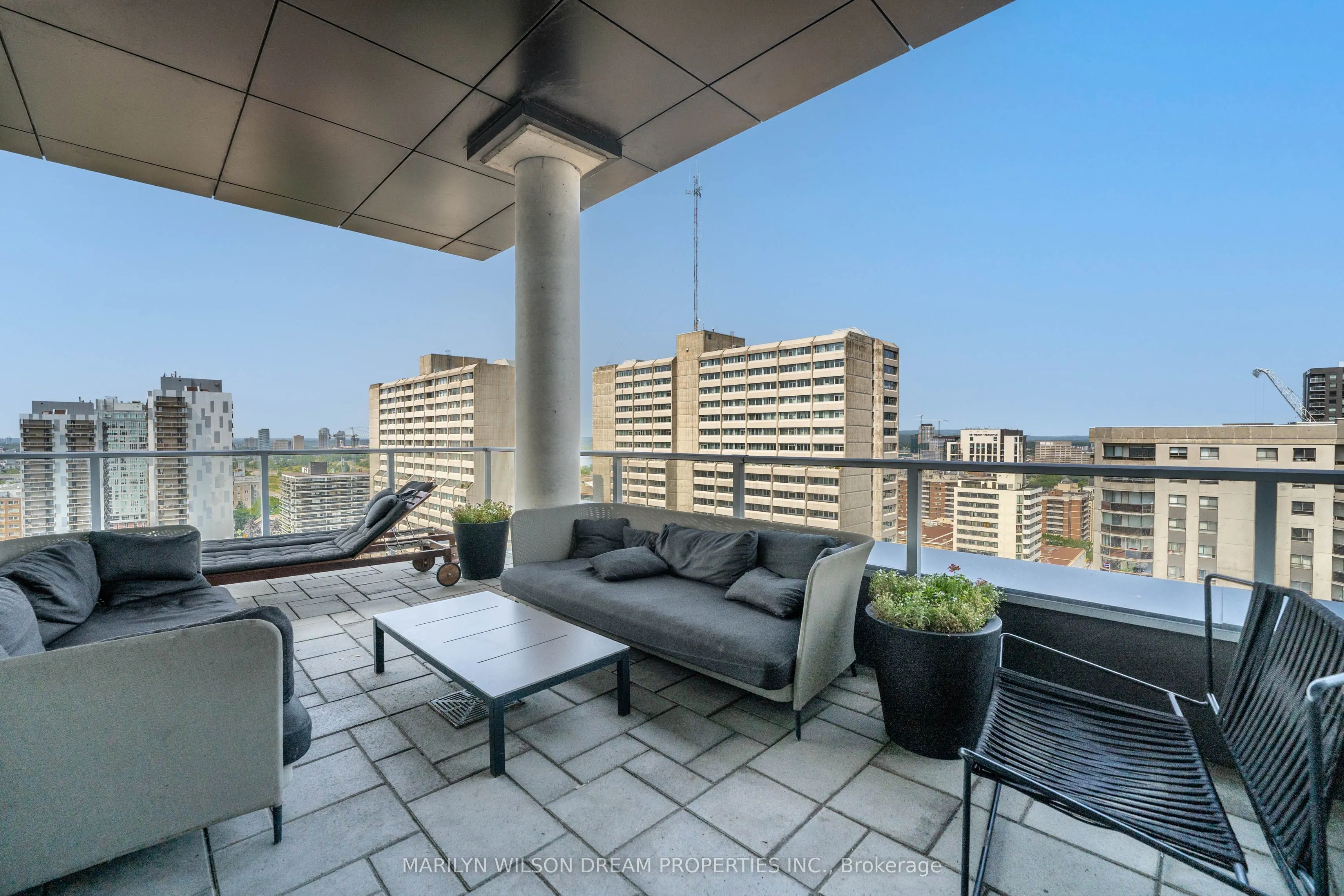 255 Bay Street, #406
