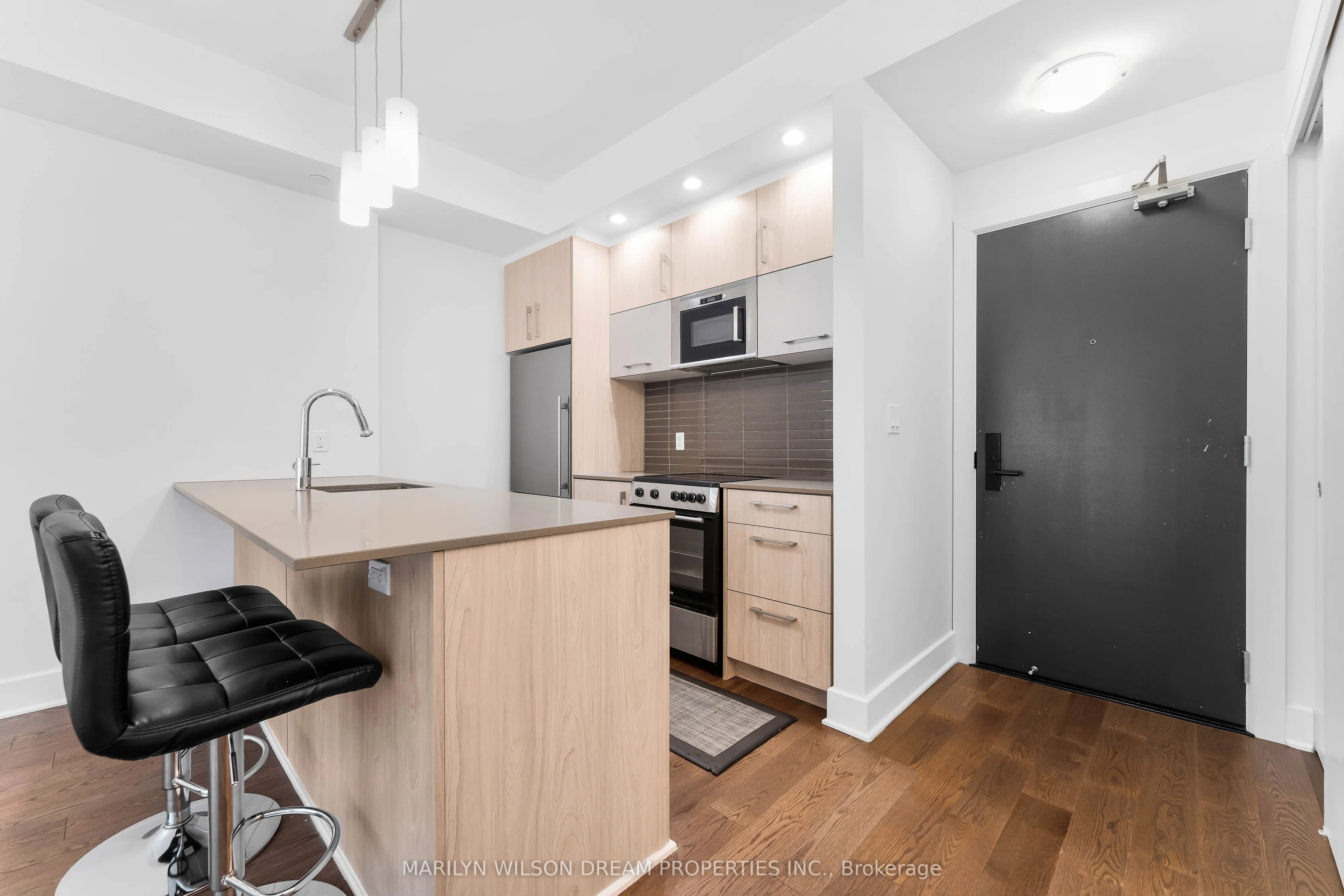 255 Bay Street, #406