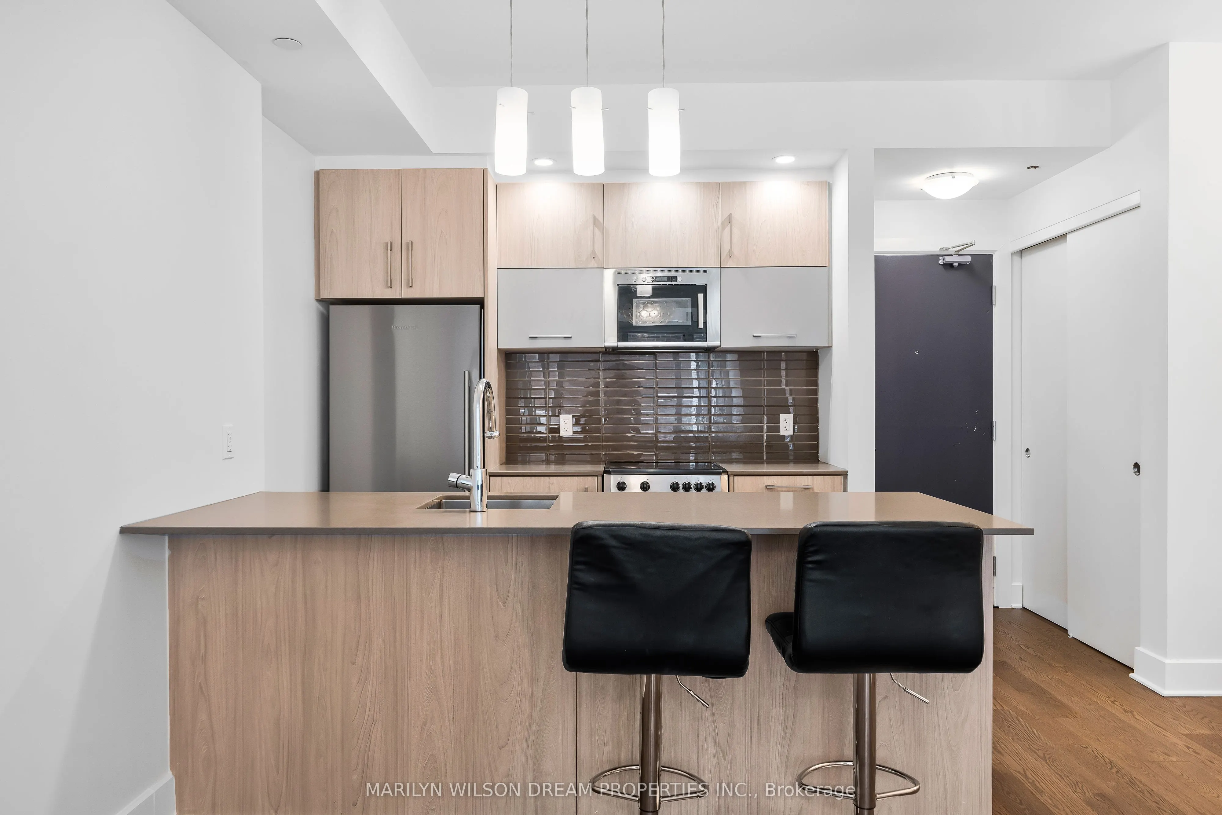 255 Bay Street, #406