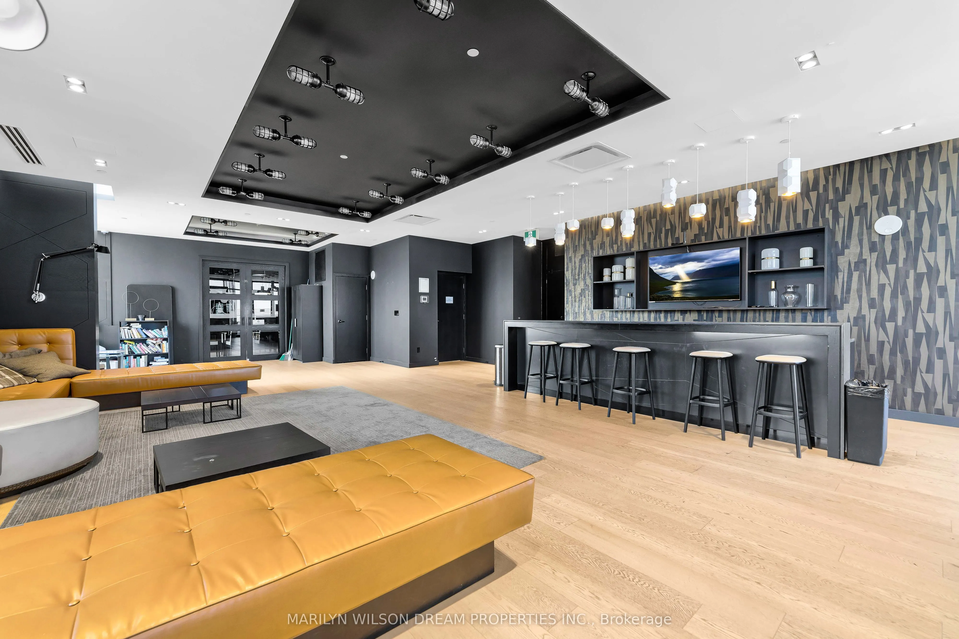 255 Bay Street, #406
