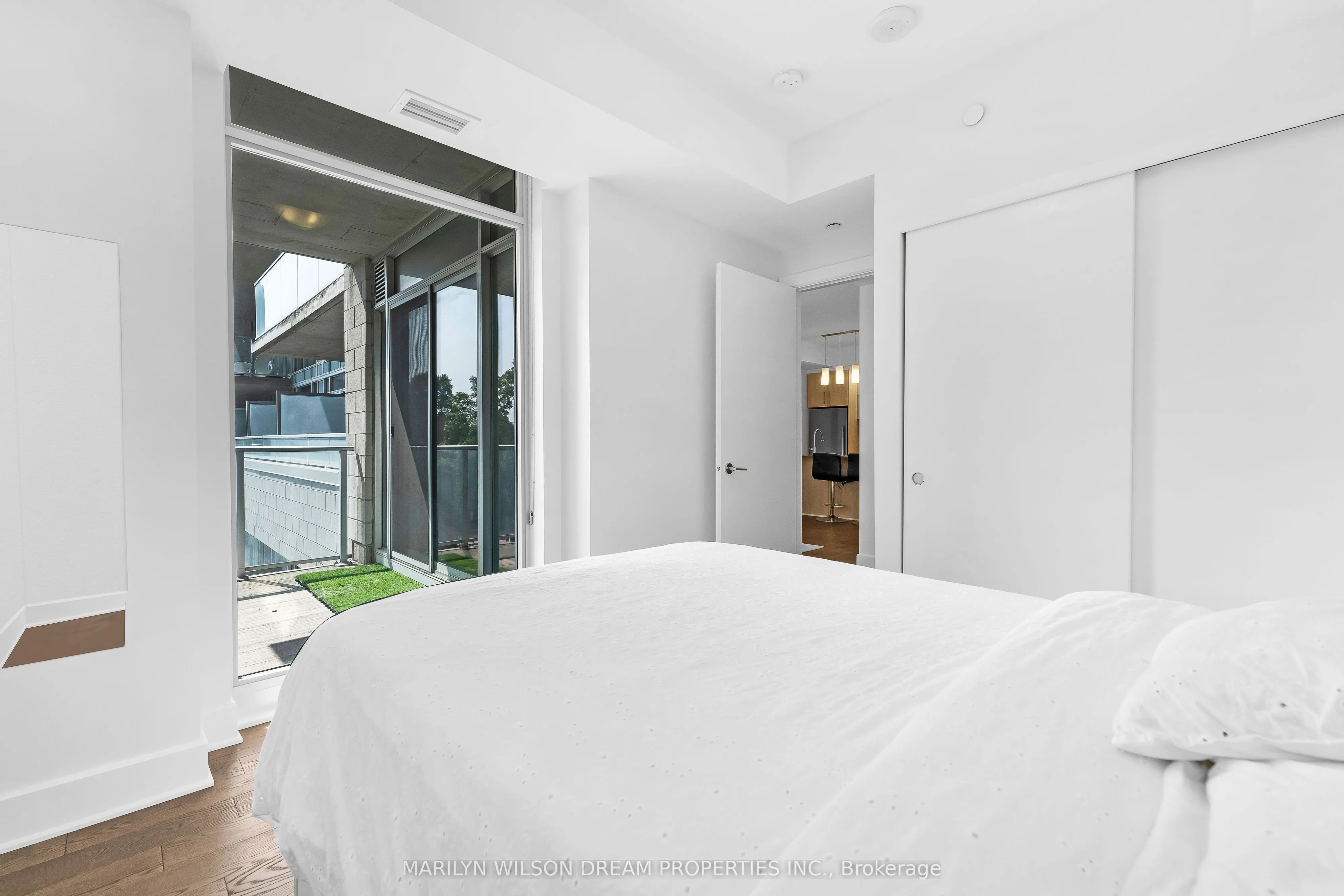 255 Bay Street, #406