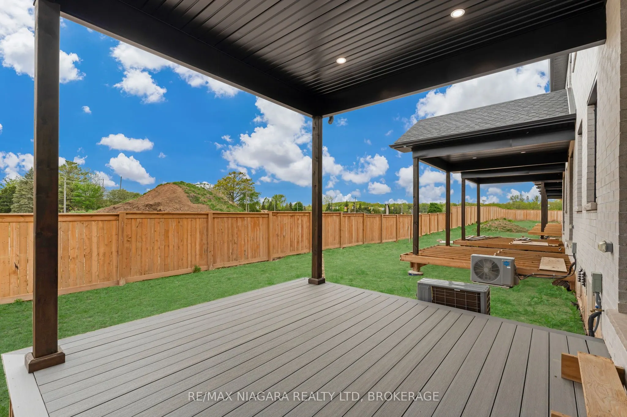 6216 Curlin Crescent