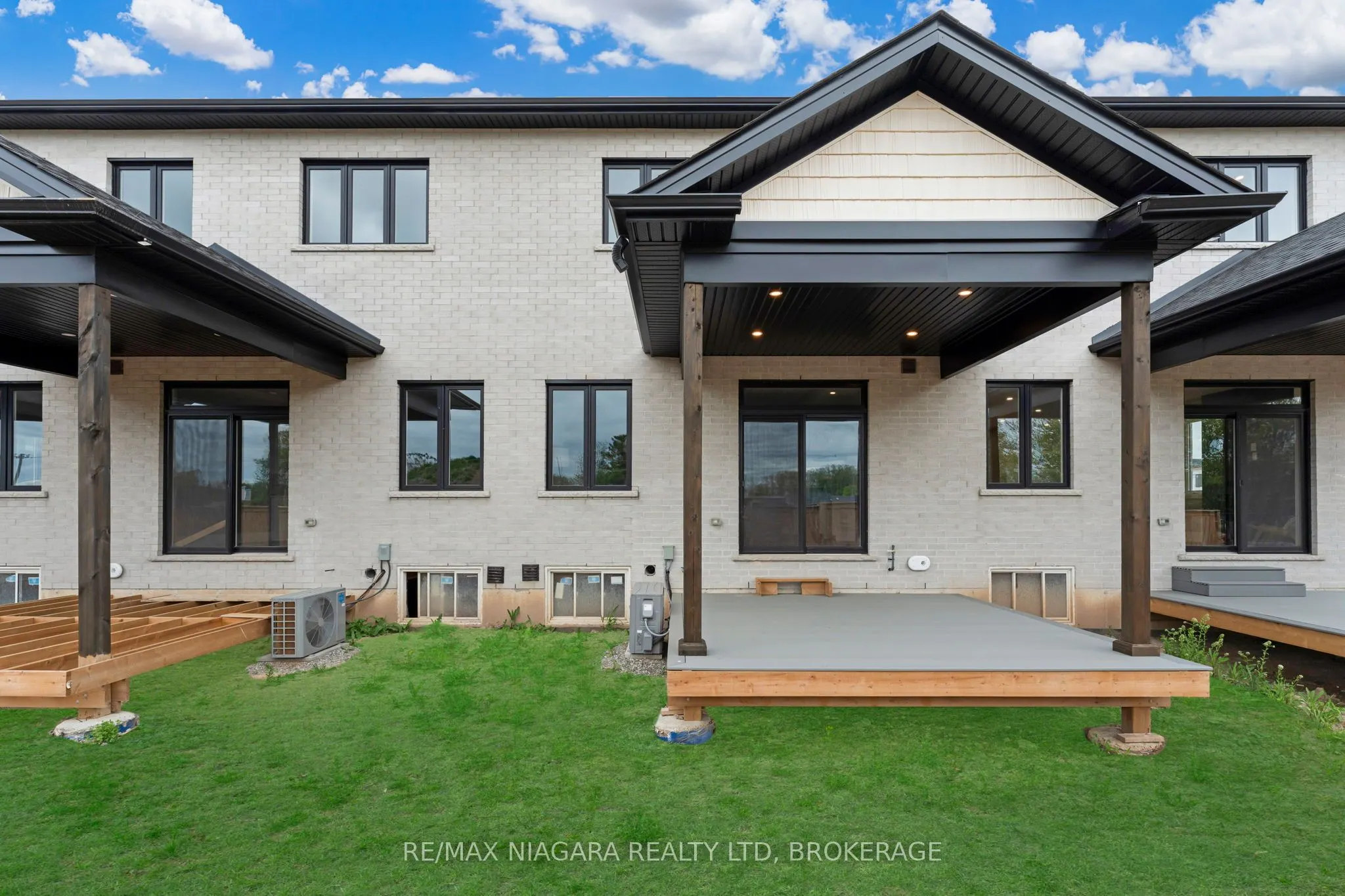 6216 Curlin Crescent