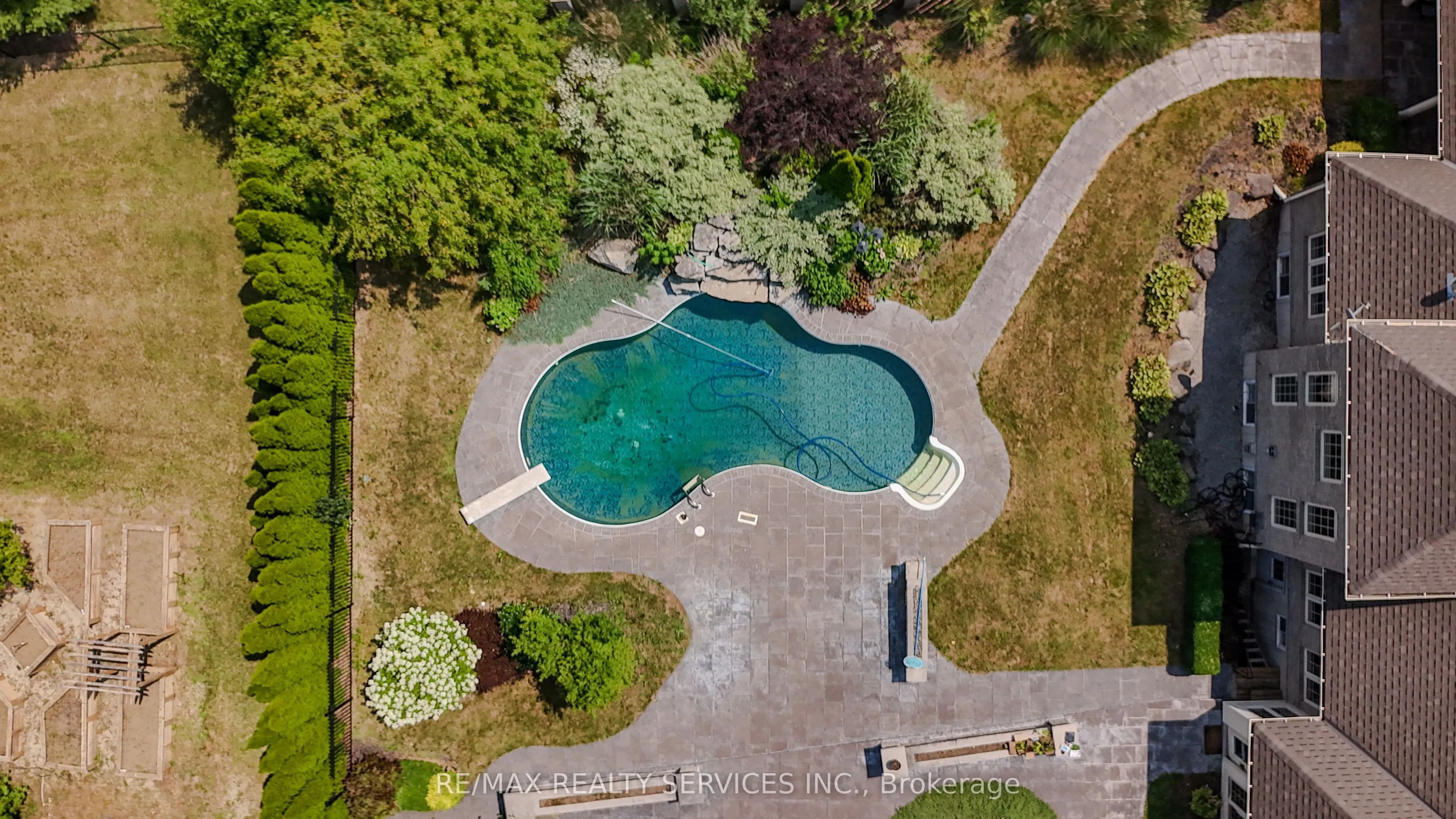214&218 Maple Avenue S