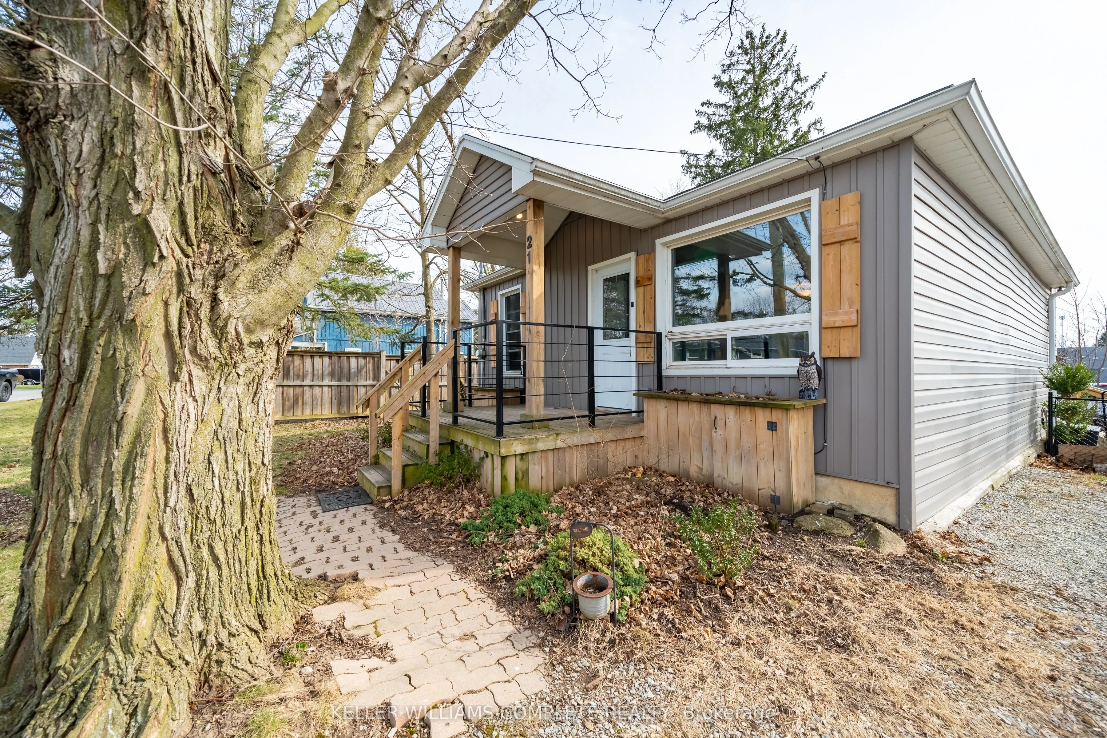 21 Renfrew Street E