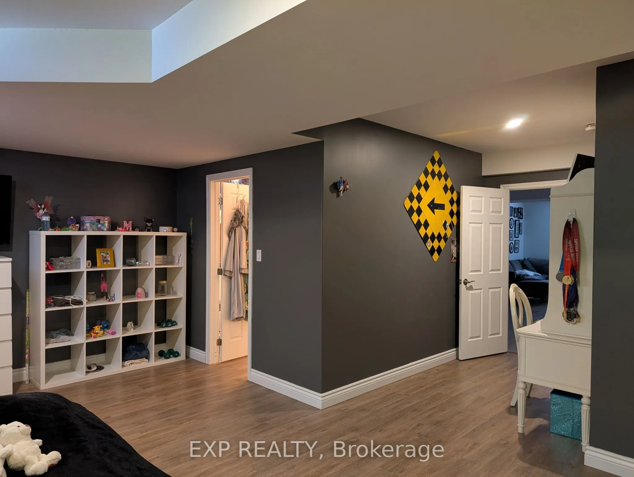 83 Essex Drive N