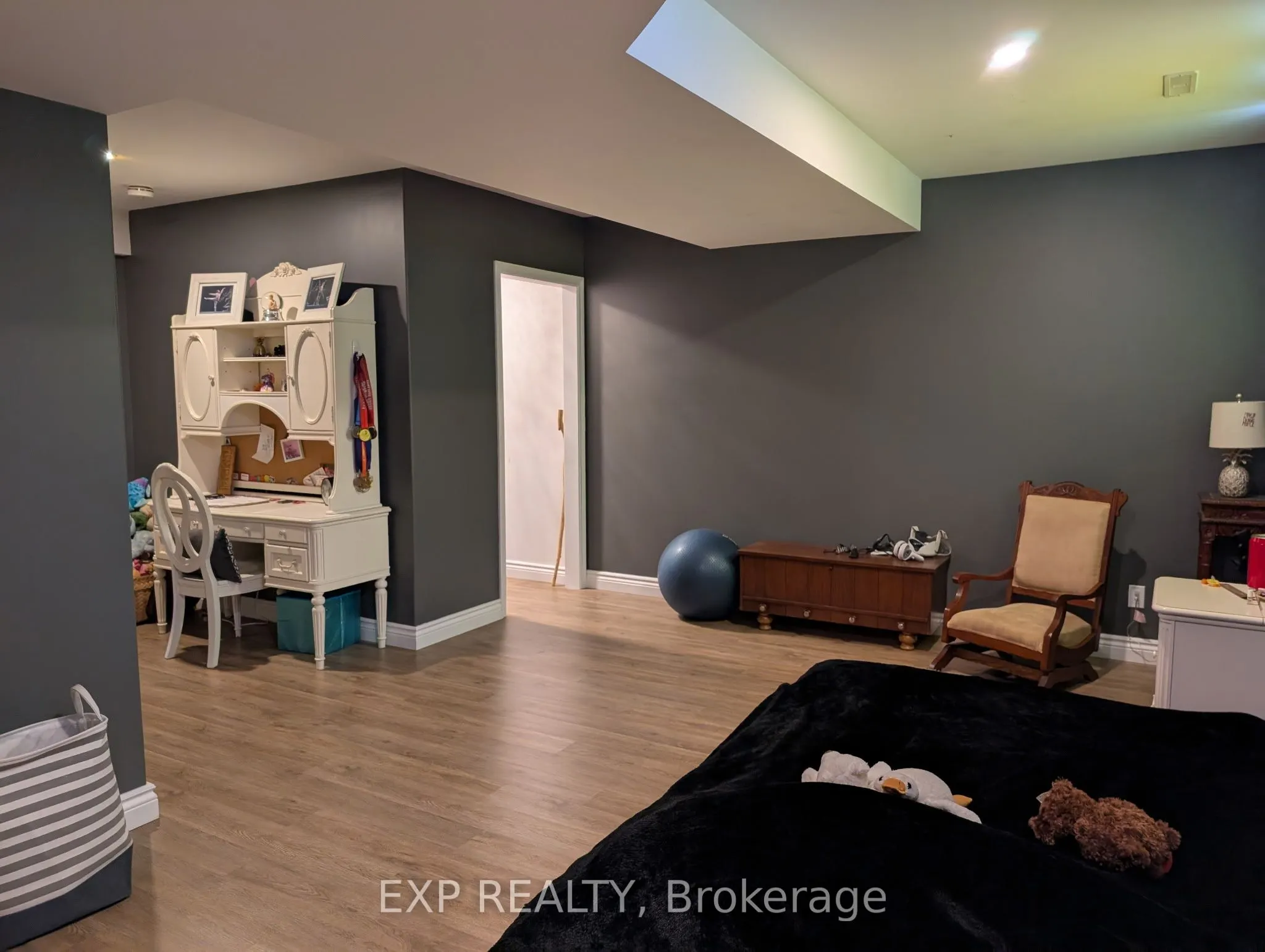 83 Essex Drive N