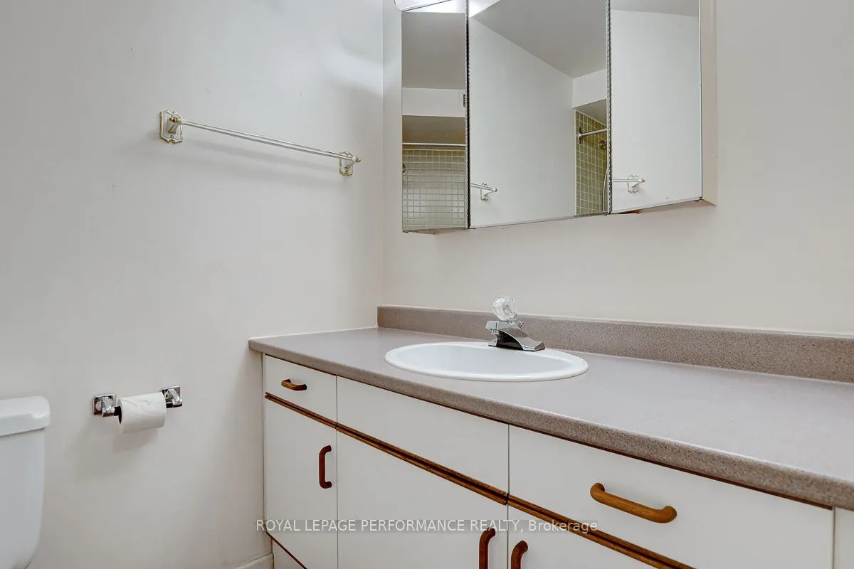 415 Greenview Avenue, #404