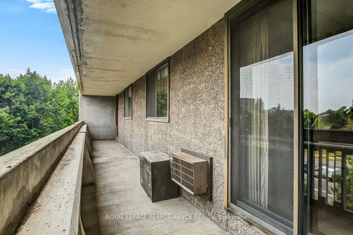 415 Greenview Avenue, #404
