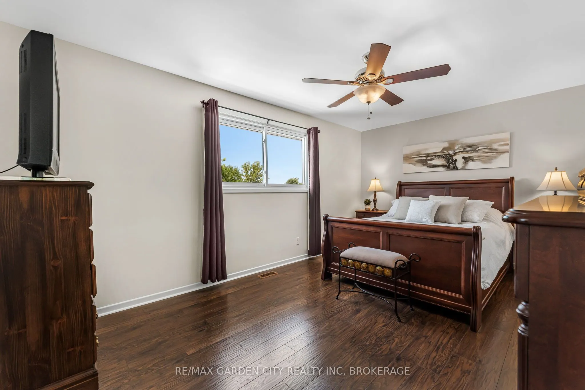 16 Meadowbrook Crescent