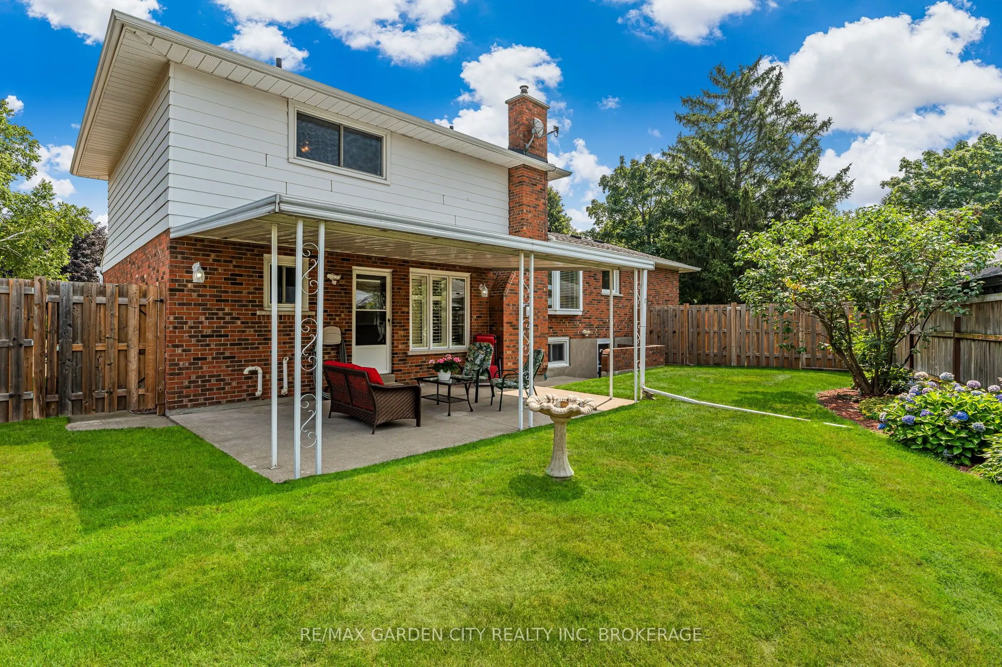 16 Meadowbrook Crescent