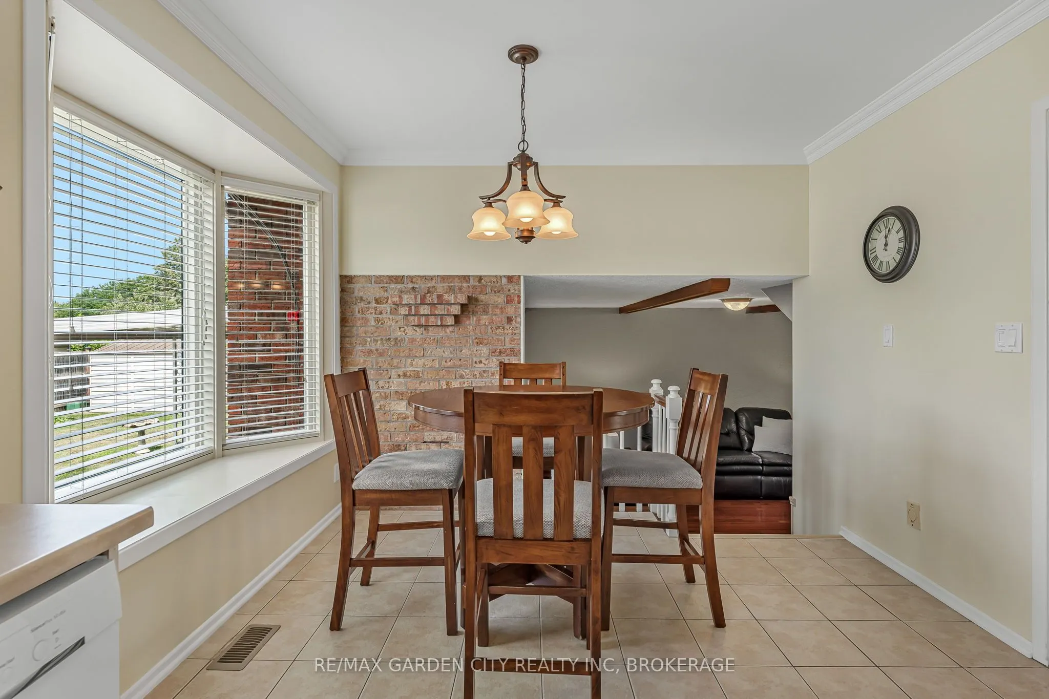 16 Meadowbrook Crescent