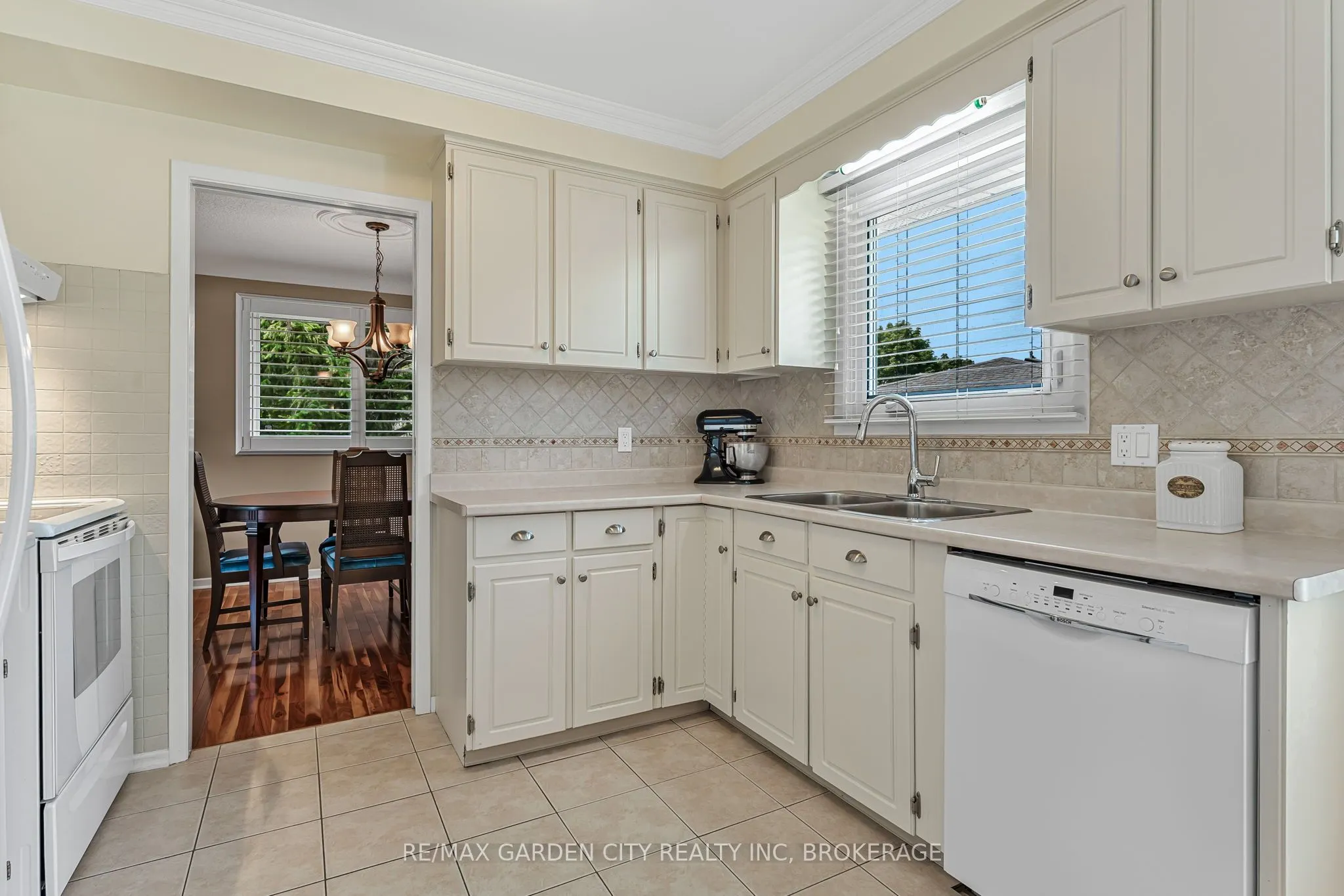 16 Meadowbrook Crescent