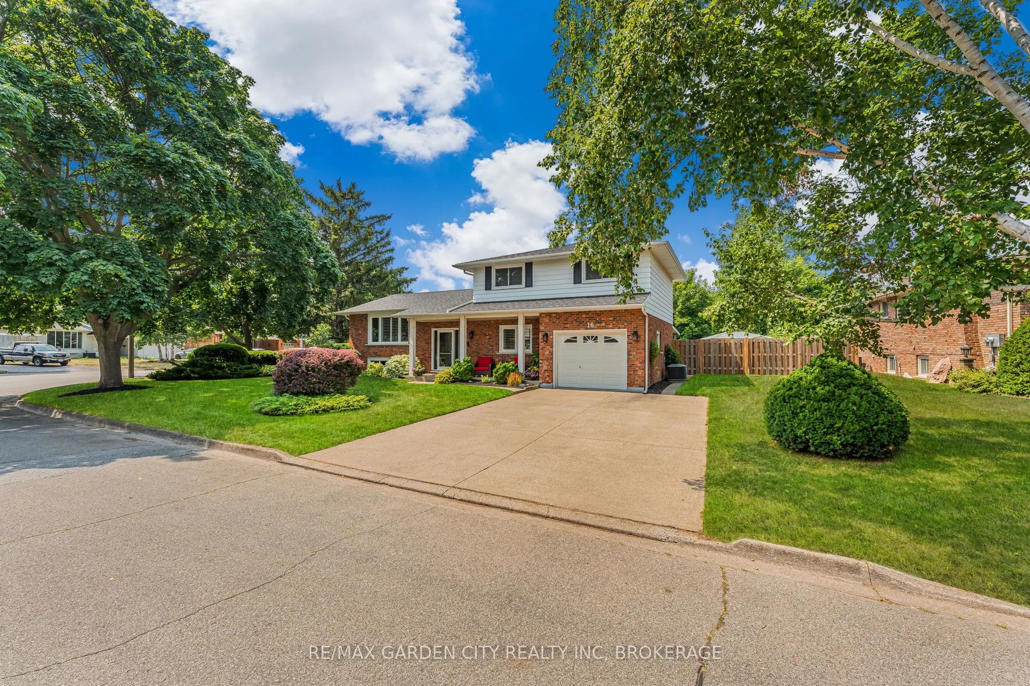16 Meadowbrook Crescent
