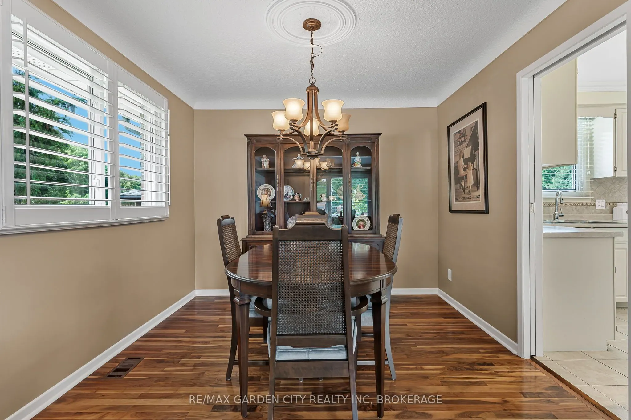 16 Meadowbrook Crescent